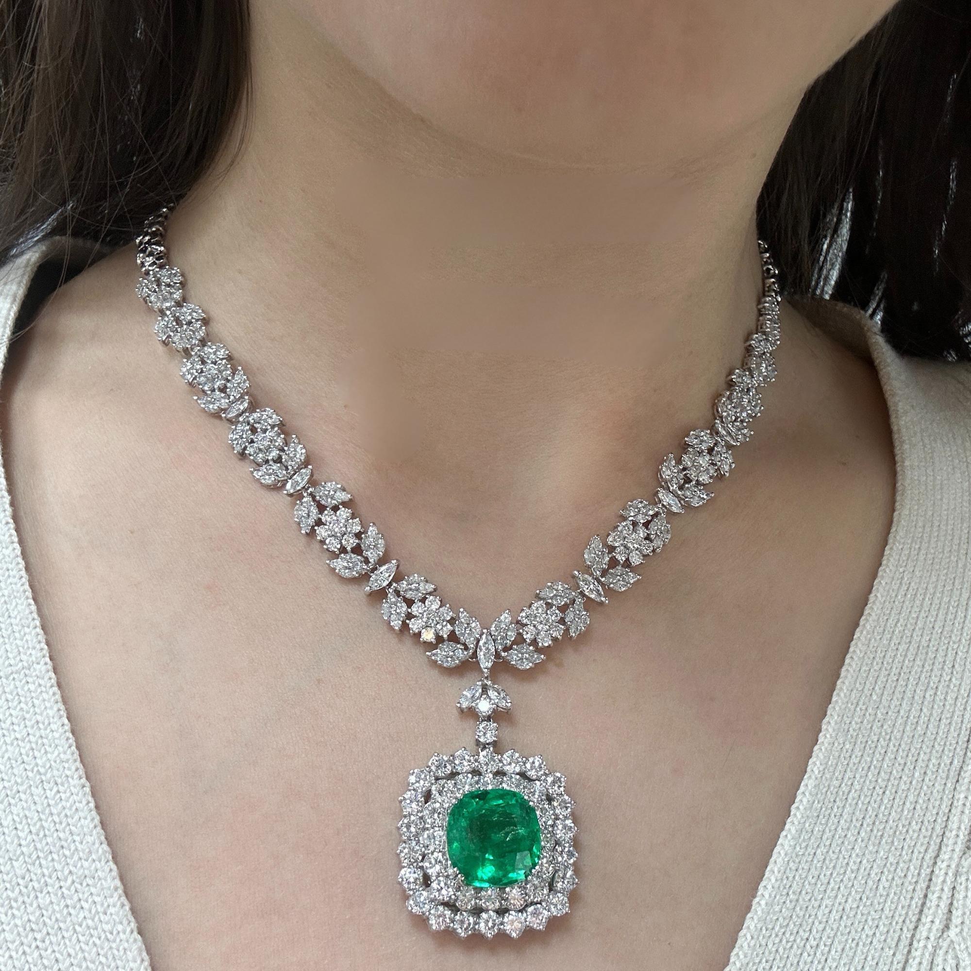 Collana con diamanti e smeraldi rotondi in oro bianco 18K in vendita 6