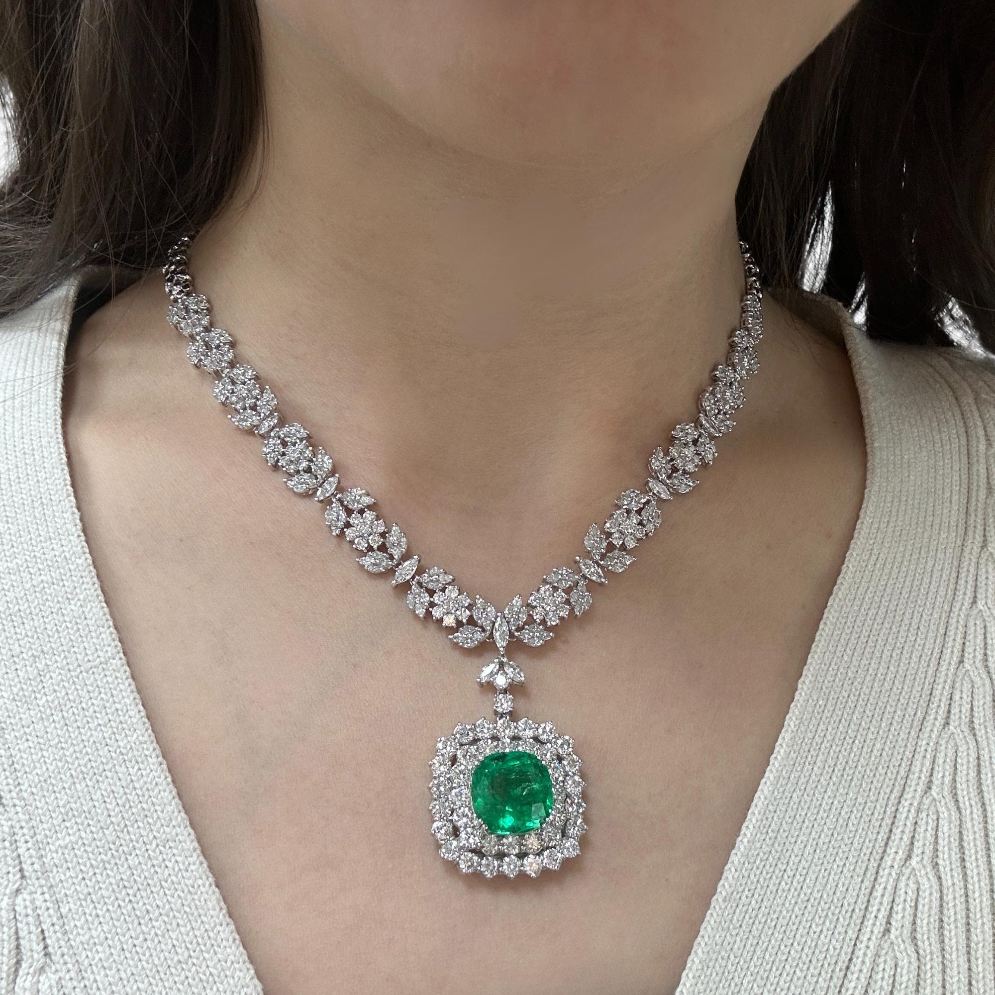 Taglio smeraldo Collana con diamanti e smeraldi rotondi in oro bianco 18K in vendita