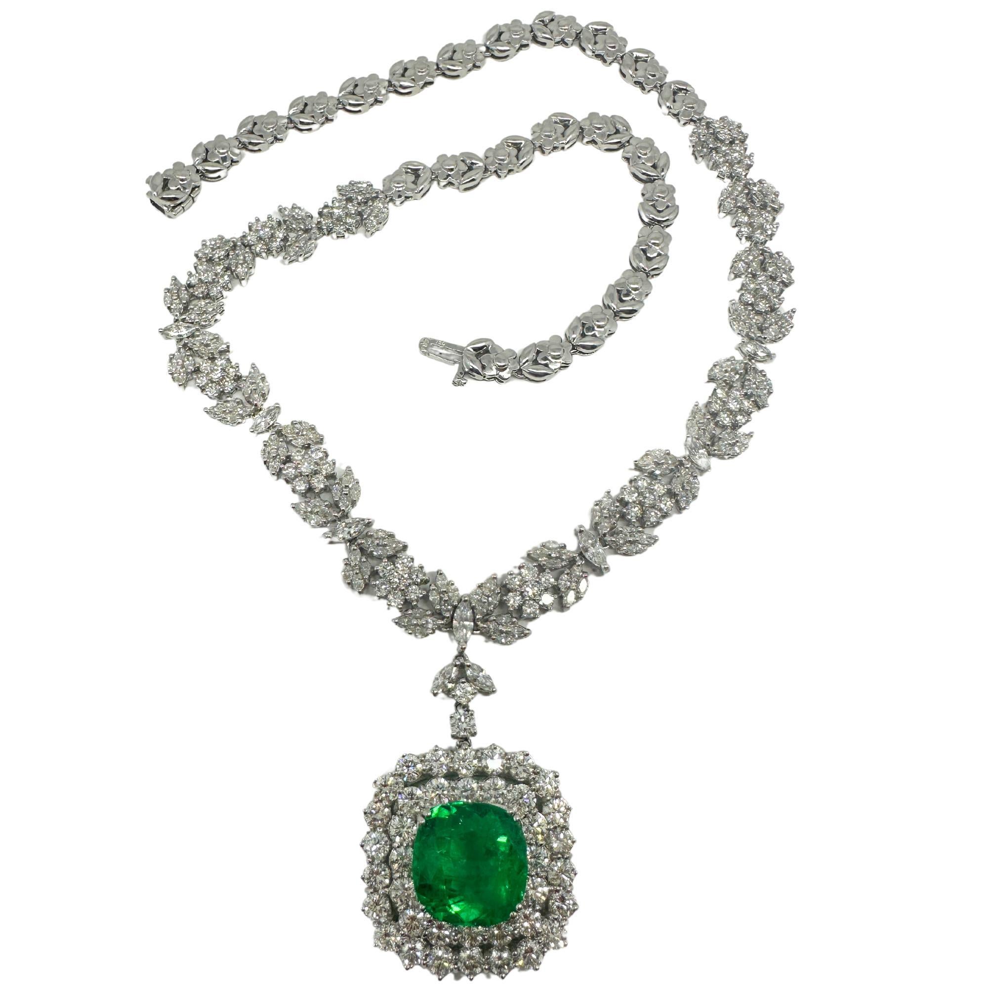 Collana con diamanti e smeraldi rotondi in oro bianco 18K In condizioni buone in vendita a New York, NY