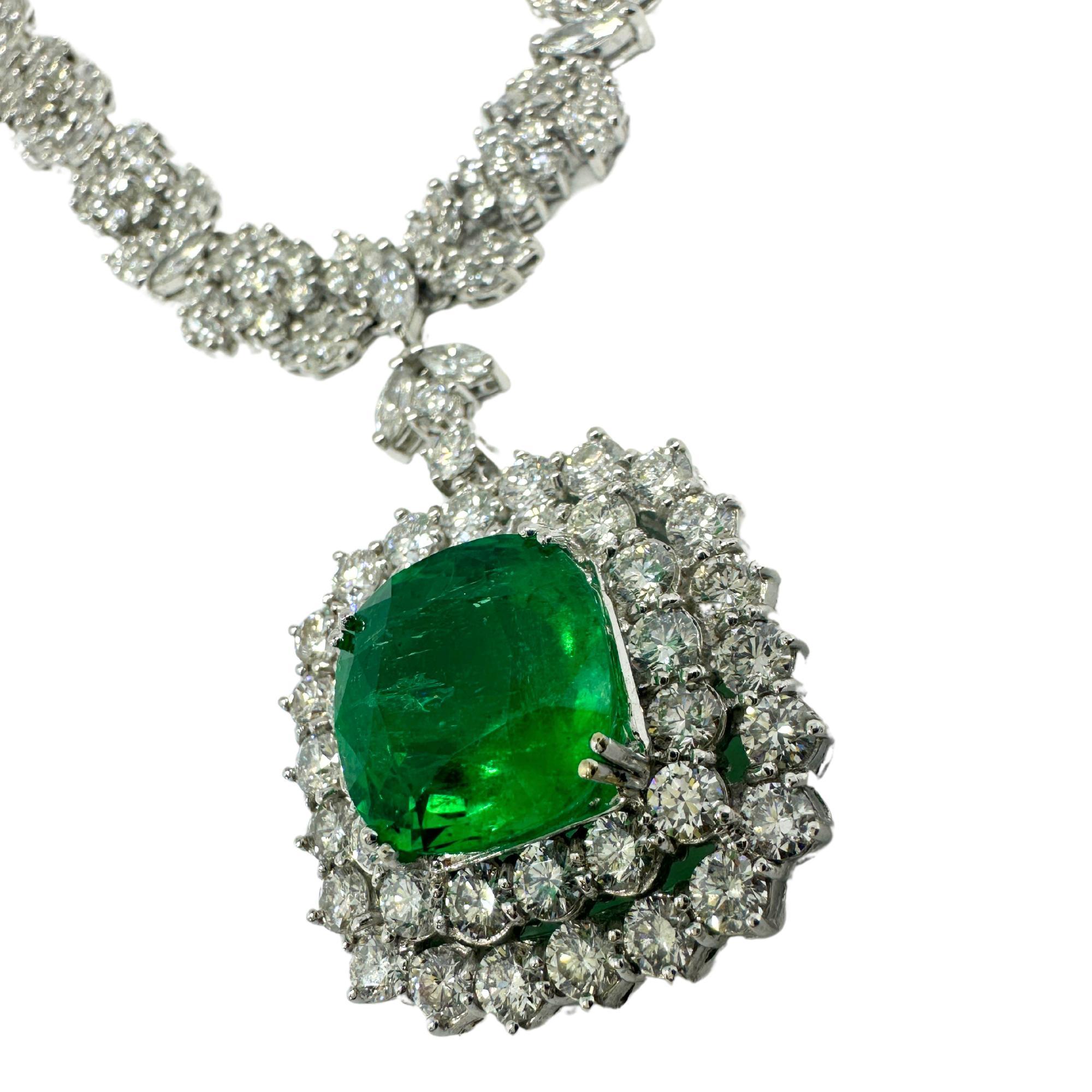 Donna Collana con diamanti e smeraldi rotondi in oro bianco 18K in vendita