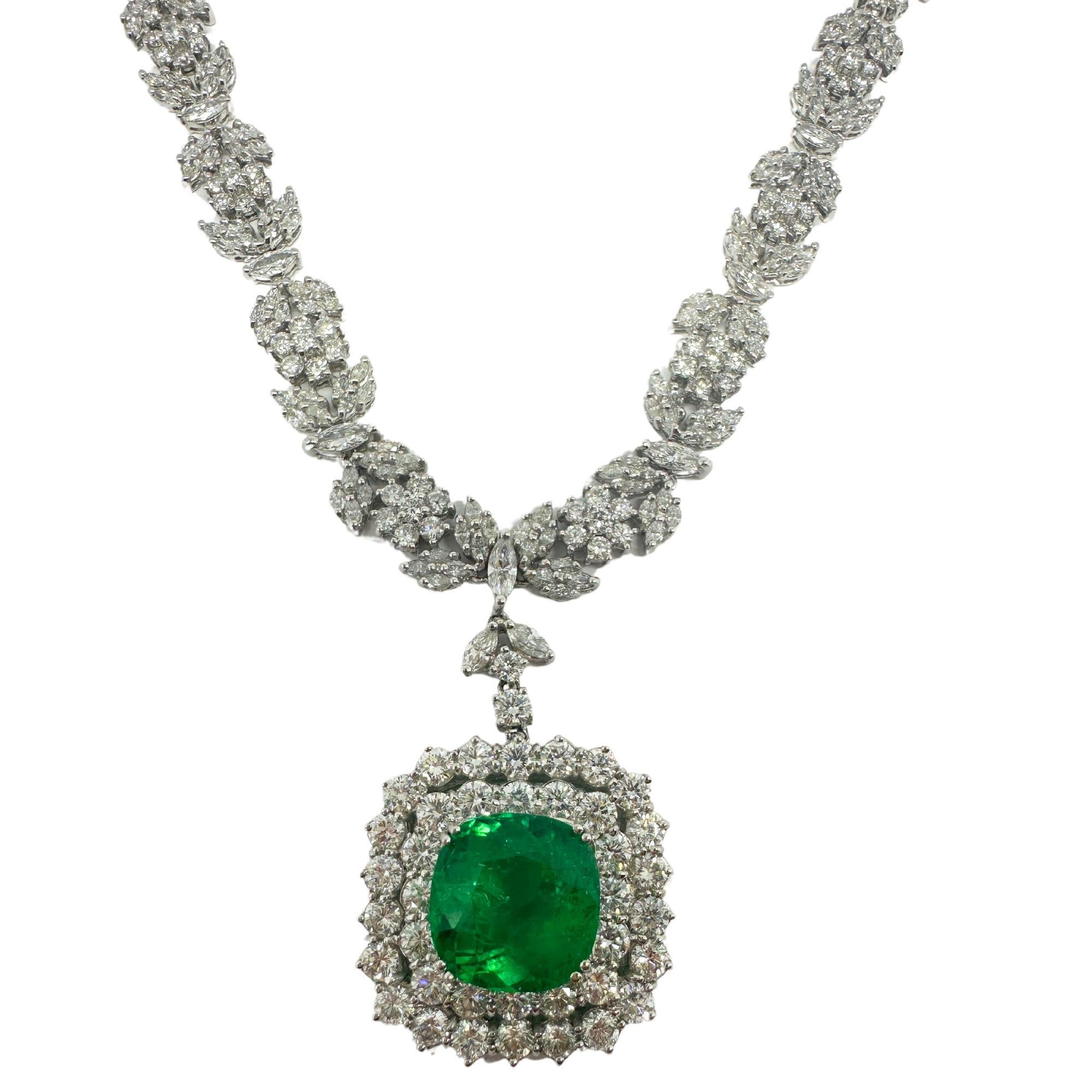 Collana con diamanti e smeraldi rotondi in oro bianco 18K in vendita 1
