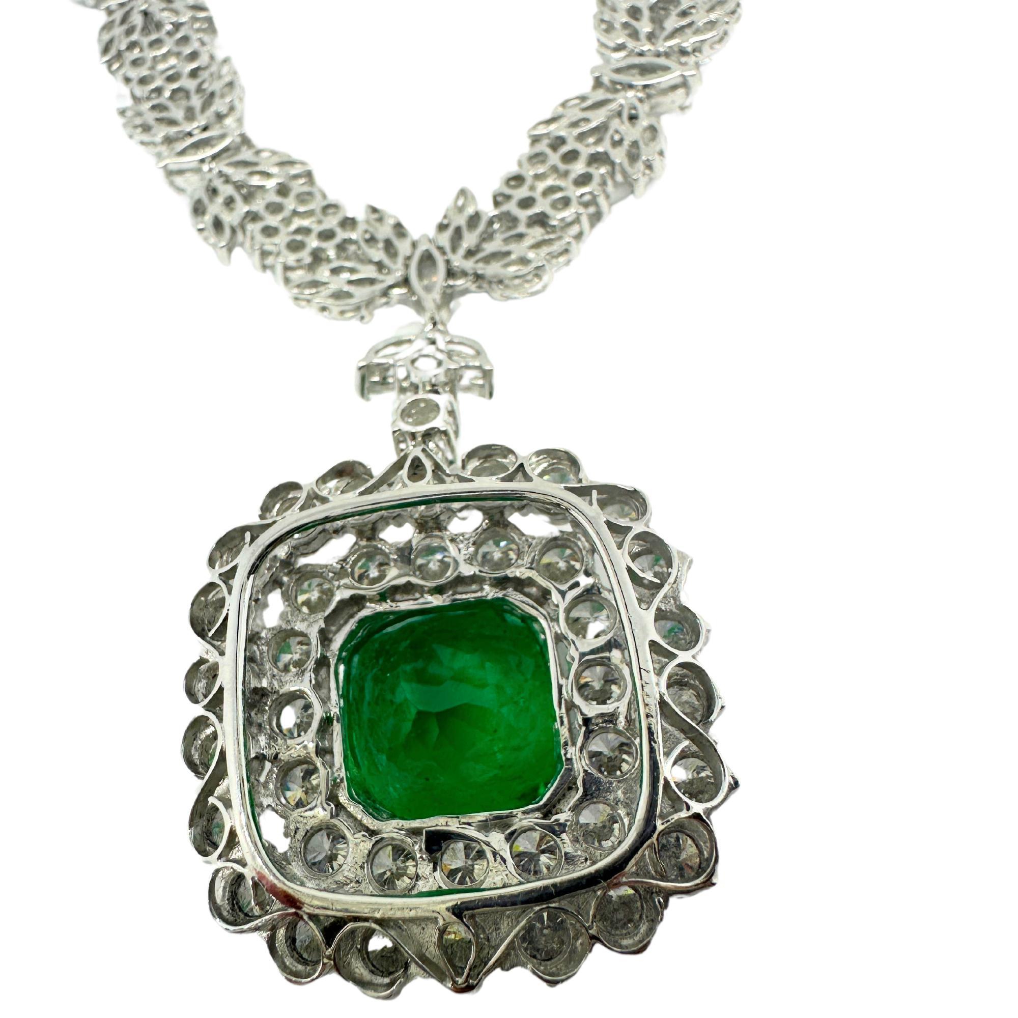 Collana con diamanti e smeraldi rotondi in oro bianco 18K in vendita 2