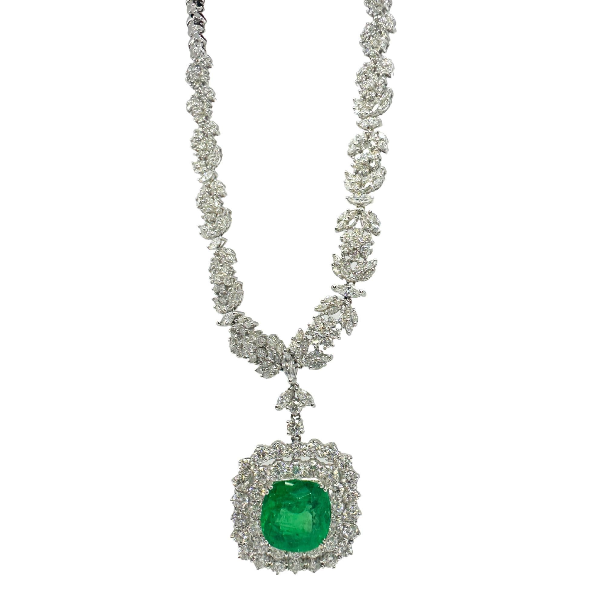 Collana con diamanti e smeraldi rotondi in oro bianco 18K in vendita 3