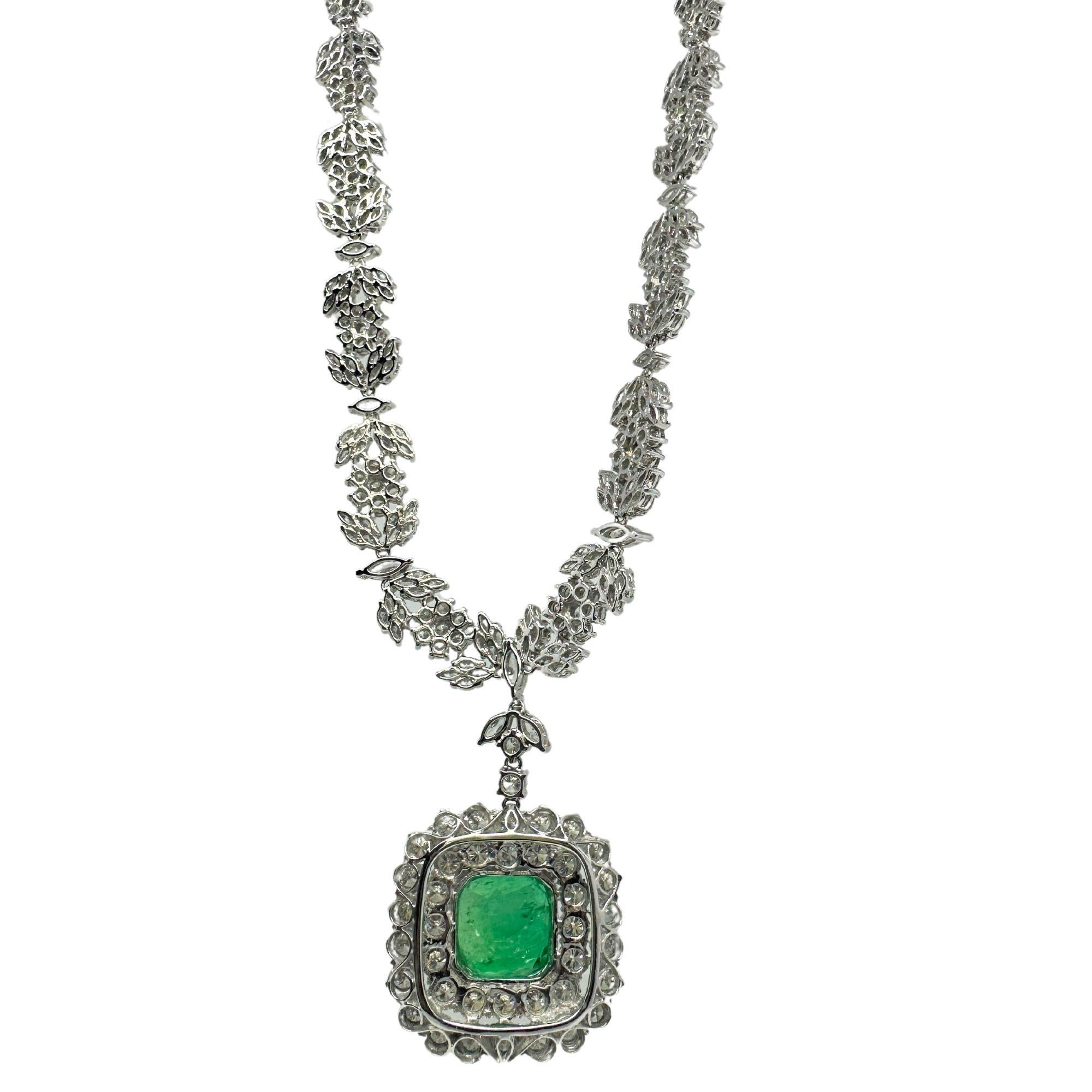 Collana con diamanti e smeraldi rotondi in oro bianco 18K in vendita 4