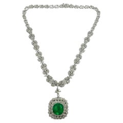 Collar de gota de diamantes y esmeraldas redondas de oro blanco de 18 quilates