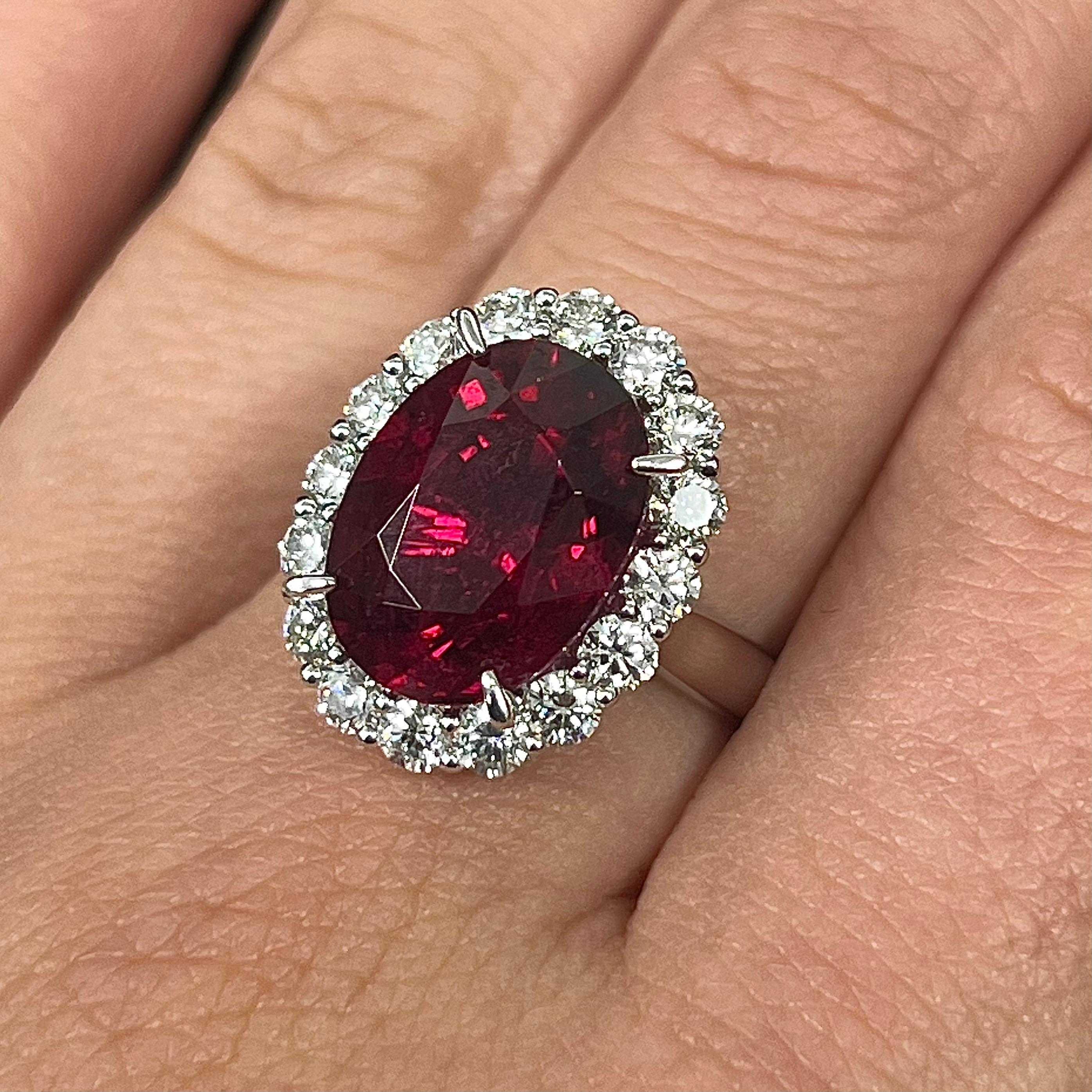 Dieser Ring ist aus 18 Karat Weißgold gefertigt und wiegt 6,0 Gramm, was ihm ein starkes und dennoch angenehmes Tragegefühl verleiht. Die polierte Oberfläche verleiht dem Ring einen strahlenden Glanz und macht ihn elegant und zeitlos. Sein kühnes