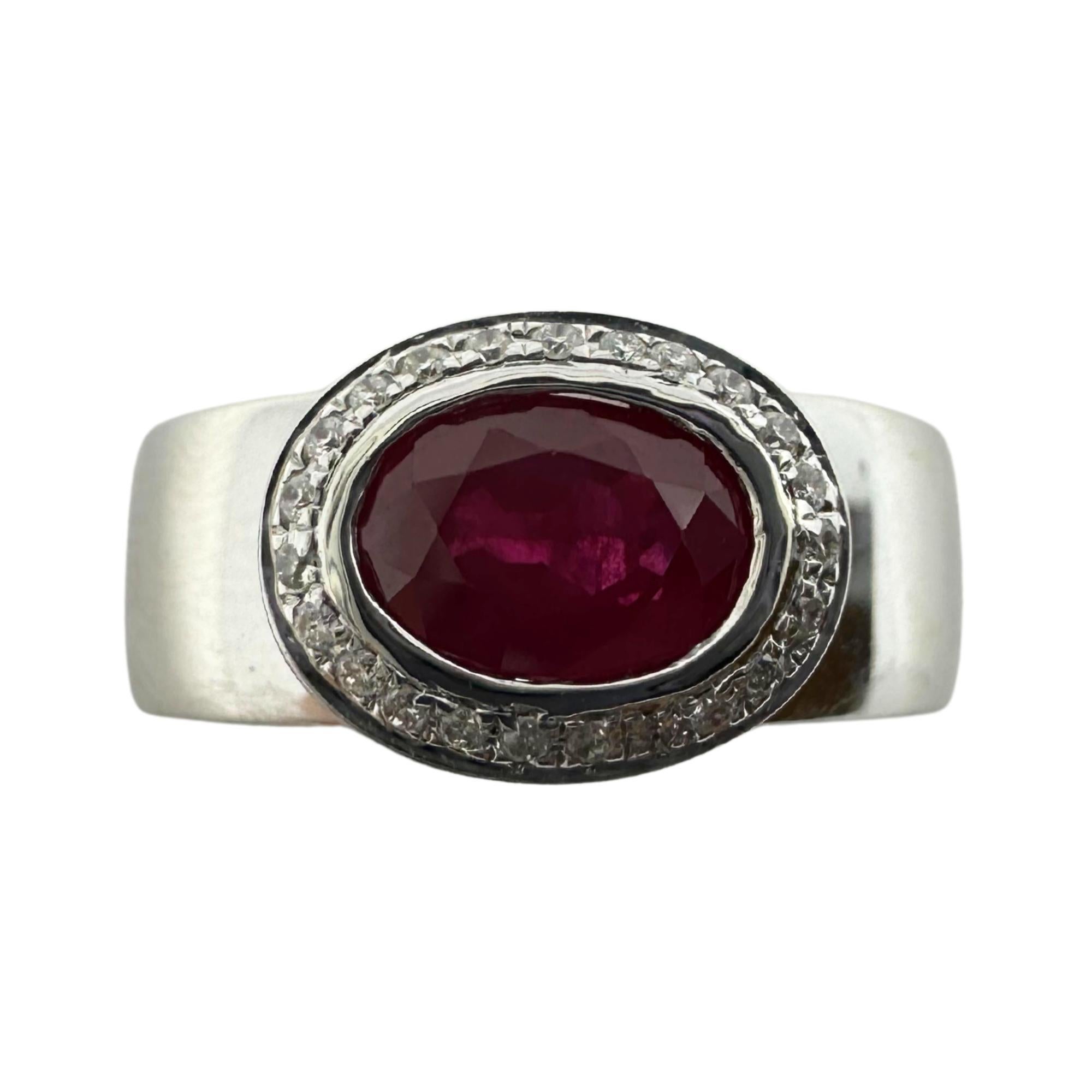 18K White Gold Diamond and Ruby Band Ring In Good Condition For Sale In New York, NY