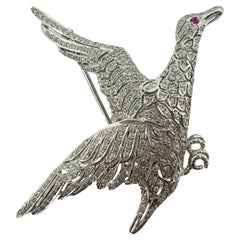 Broche de oro blanco de 18 quilates con diamantes y rubíes en forma de pájaro