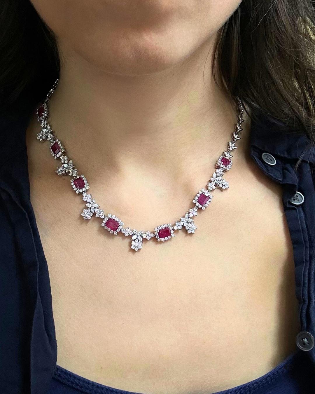 Ce superbe collier en or blanc 18 carats est orné de 7,13 carats de rubis vibrants et de 7,50 carats de diamants. Serti dans un élégant motif floral, chaque rubis d'une grande richesse est entouré de grappes de diamants. Pesant 33,5 grammes et