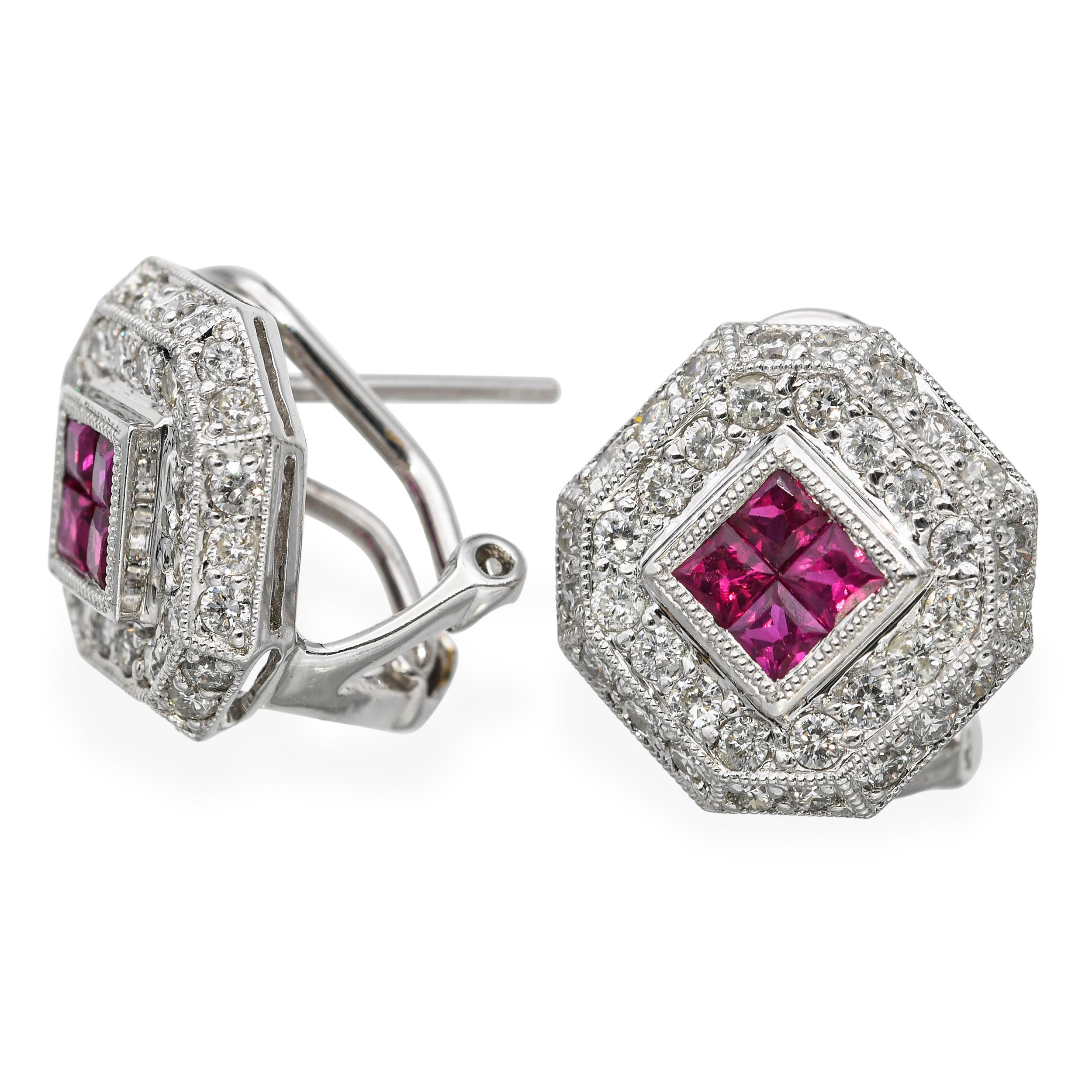 Ces boucles d'oreilles exquises sont réalisées en or blanc 18 carats lumineux et présentent des rubis vibrants associés à des diamants blancs étincelants pour un contraste saisissant de couleurs et d'éclat. Les rubis, connus pour leur riche teinte