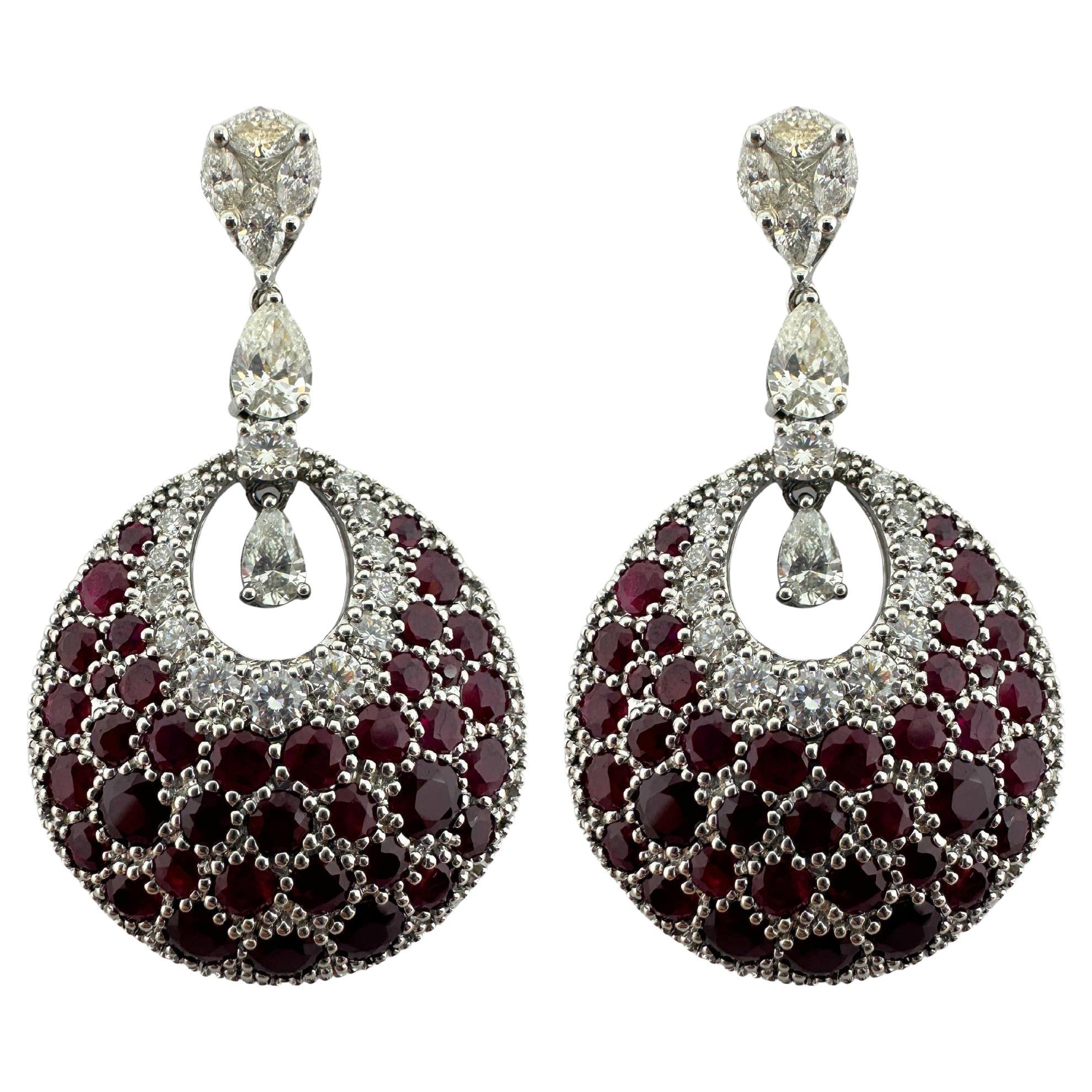 Pendientes de diamantes y rubíes de oro blanco de 18 quilates