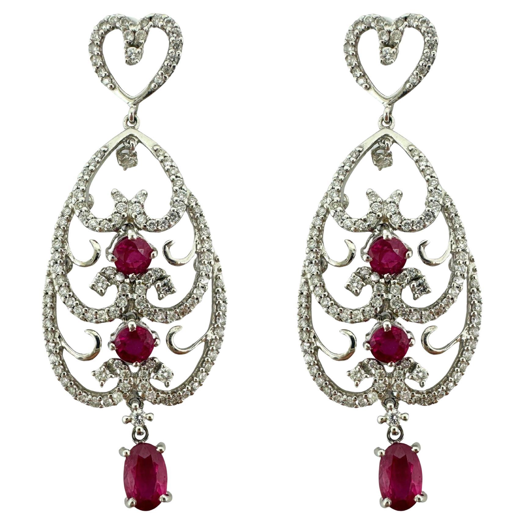 Pendientes de diamantes y rubíes de oro blanco de 18 quilates
