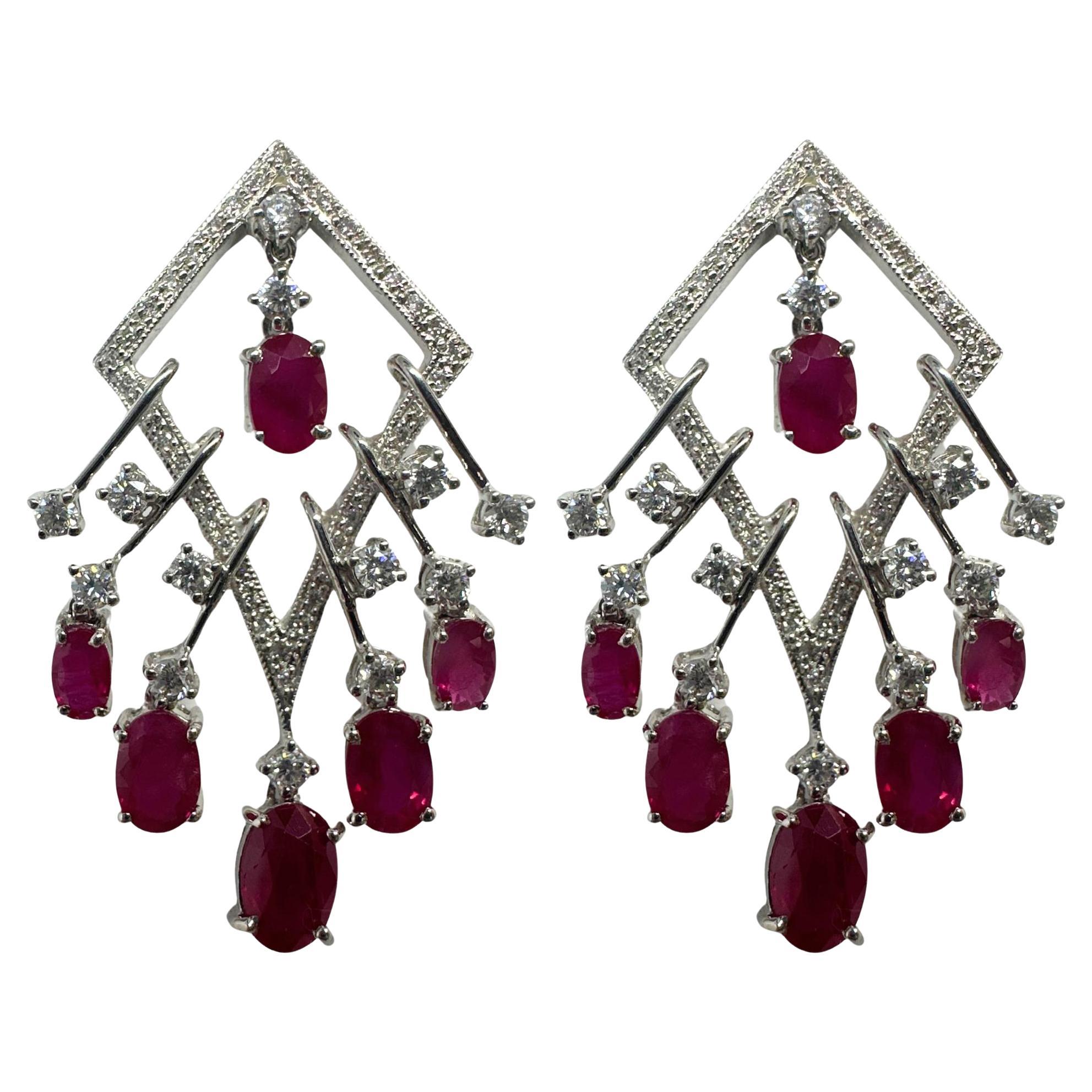 Pendientes de diamantes y rubíes de oro blanco de 18 quilates