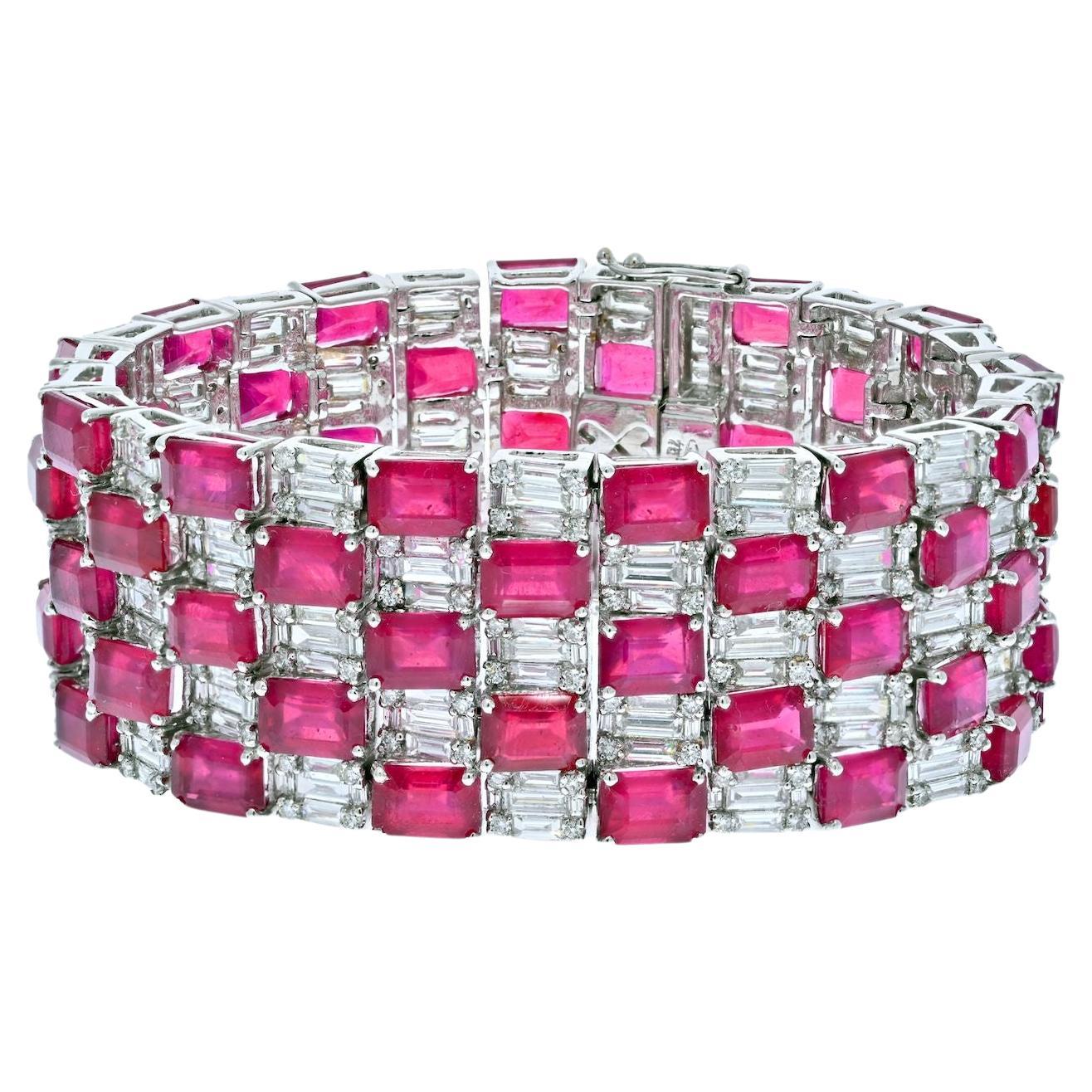 Bracelet de style tapis en or blanc 18 carats avec diamants et rubis en vente