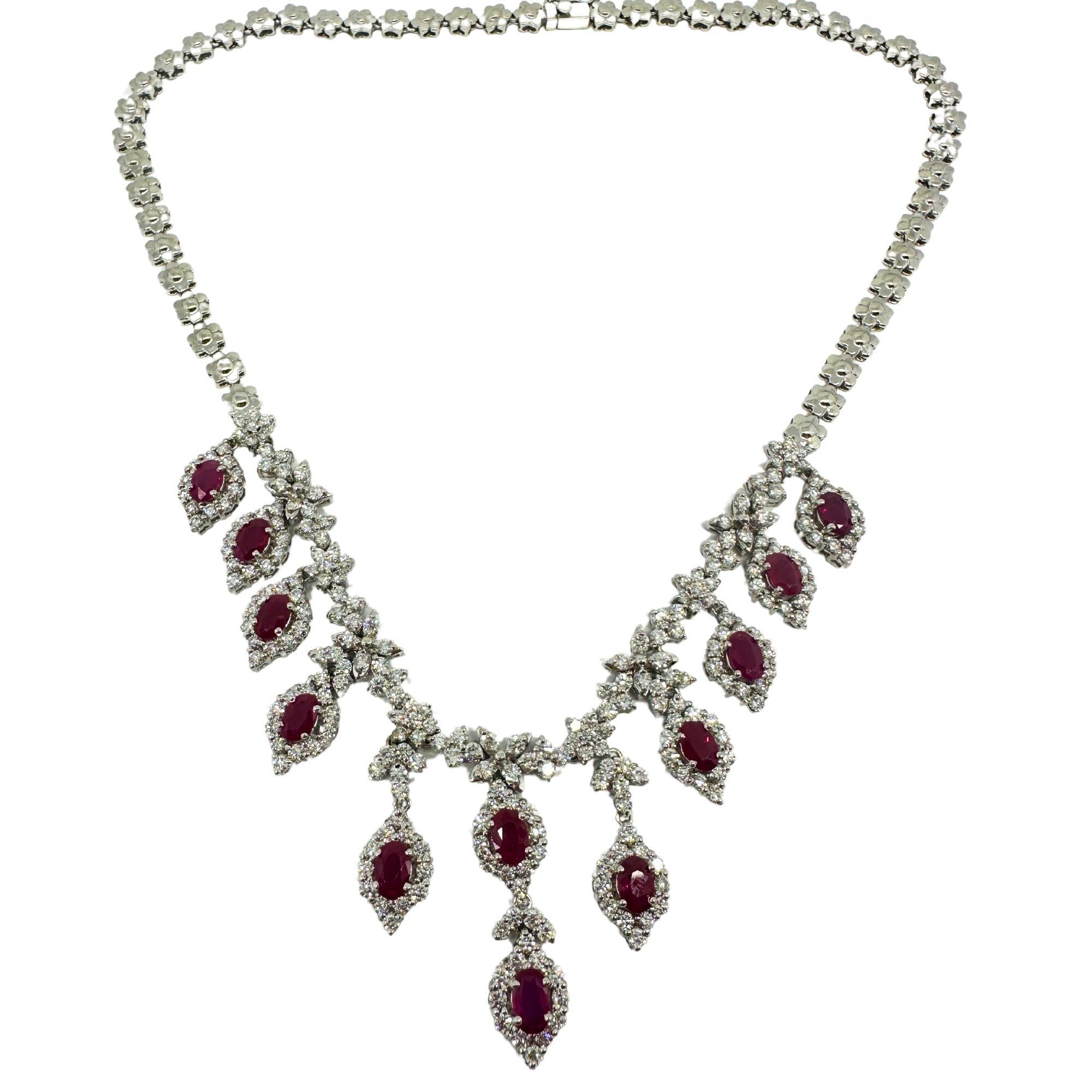 Collana con diamanti e rubini in oro bianco 18 carati
Condit: In buone condizioni, con qualche lieve usura superficiale dovuta all'età.
Lunghezza: 15 pollici intorno al collo
Metallo: oro bianco 18k
Peso: 46,28 grammi
Diamanti: 8,45 carati 
Rubino: