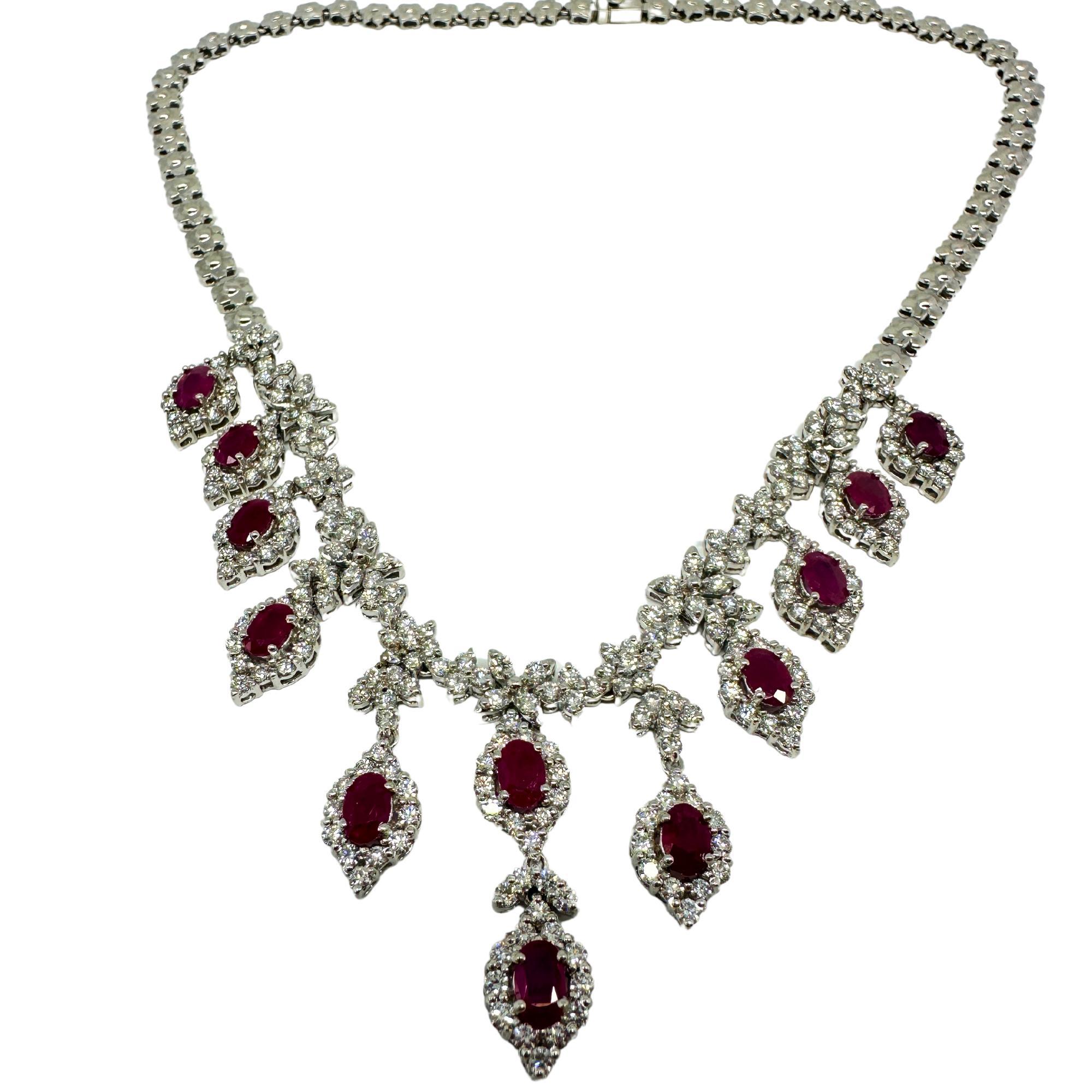 Moderno Collana con diamanti e rubini in oro bianco 18 carati in vendita