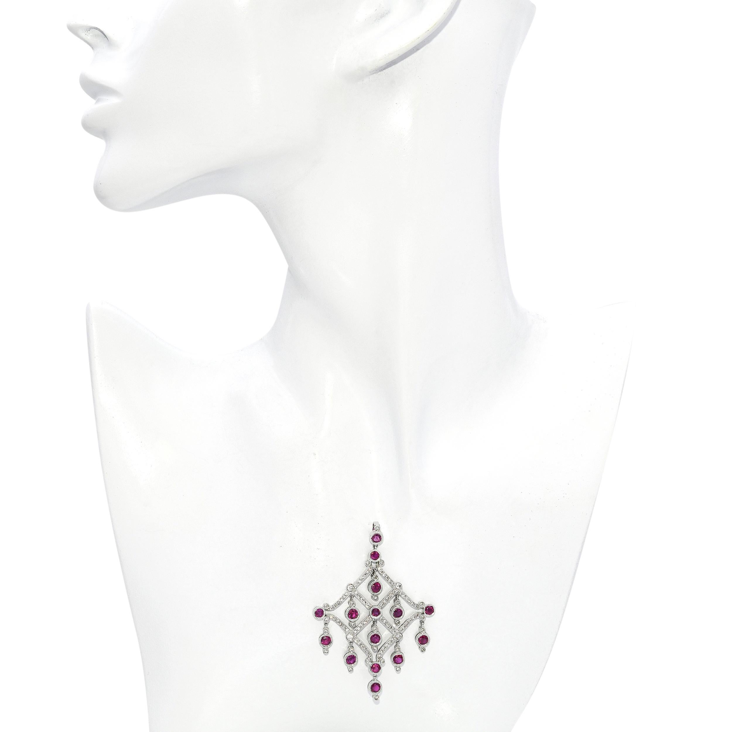 Colgante de oro blanco de 18 quilates con diamantes y rubíes Corte redondo en venta