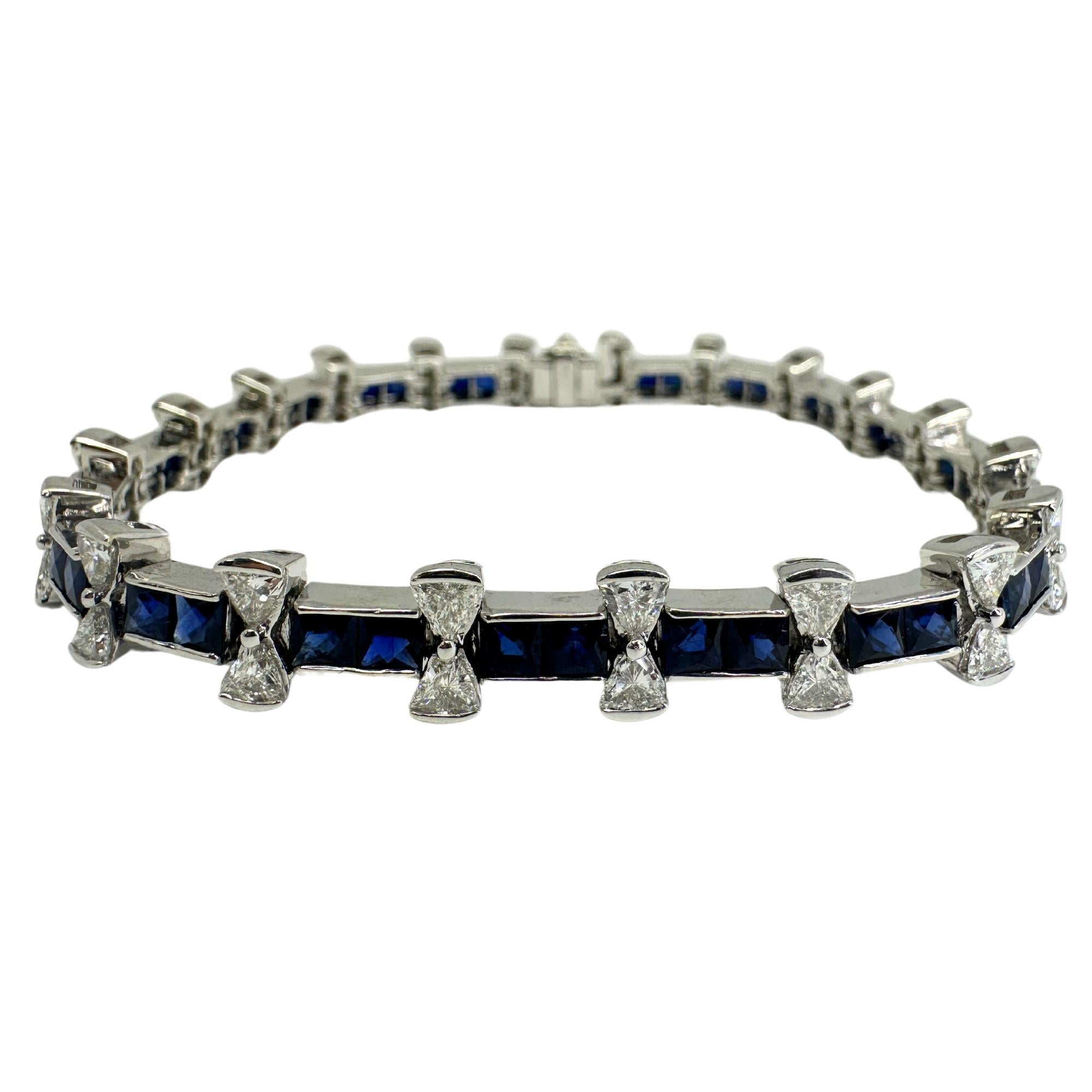 Armband aus 18 Karat Weißgold mit Diamant und Saphir
Zustand: In gutem Zustand mit leichten altersbedingten Oberflächenabnutzungen.
Länge: 7,25 Zoll
Markierungen: 