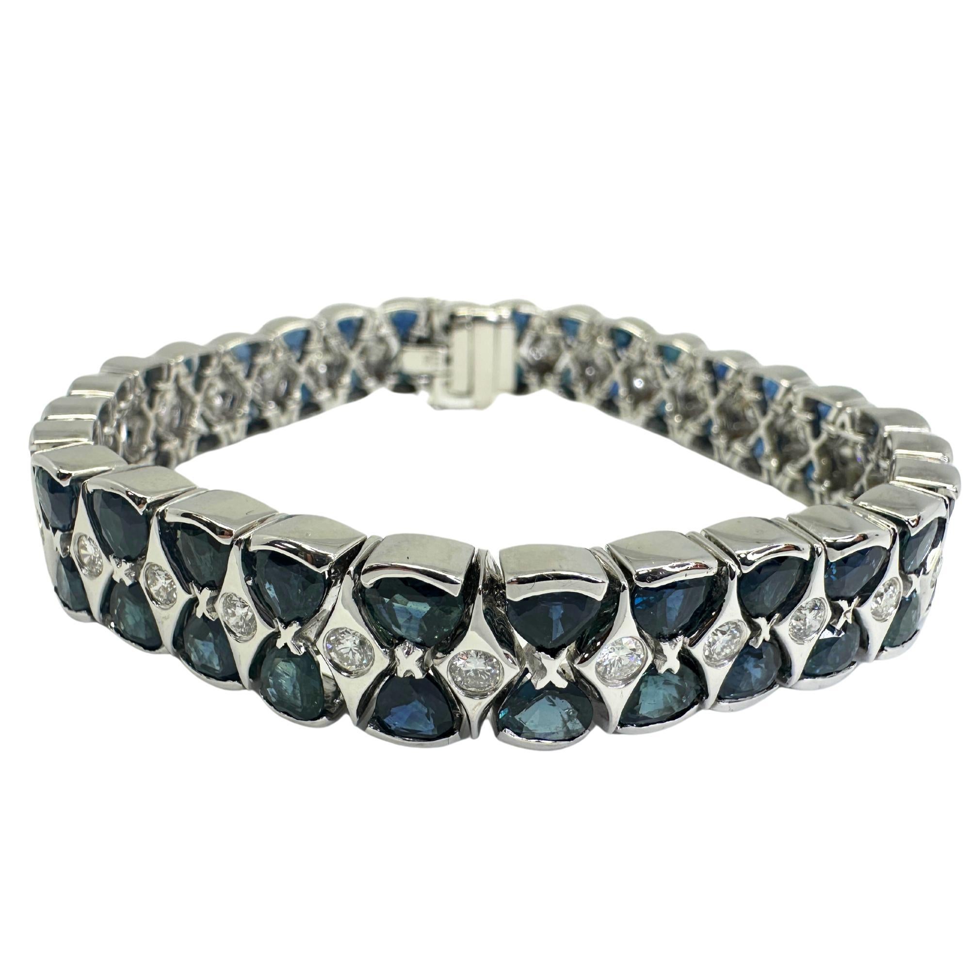 Offrez-vous le luxe ultime avec notre bracelet en or blanc 18 carats orné de diamants et de saphirs. Ce bracelet de 51,7 grammes est orné de 2,13 carats de diamants étincelants et de 24,95 carats de saphirs éblouissants. Une pièce intemporelle qui
