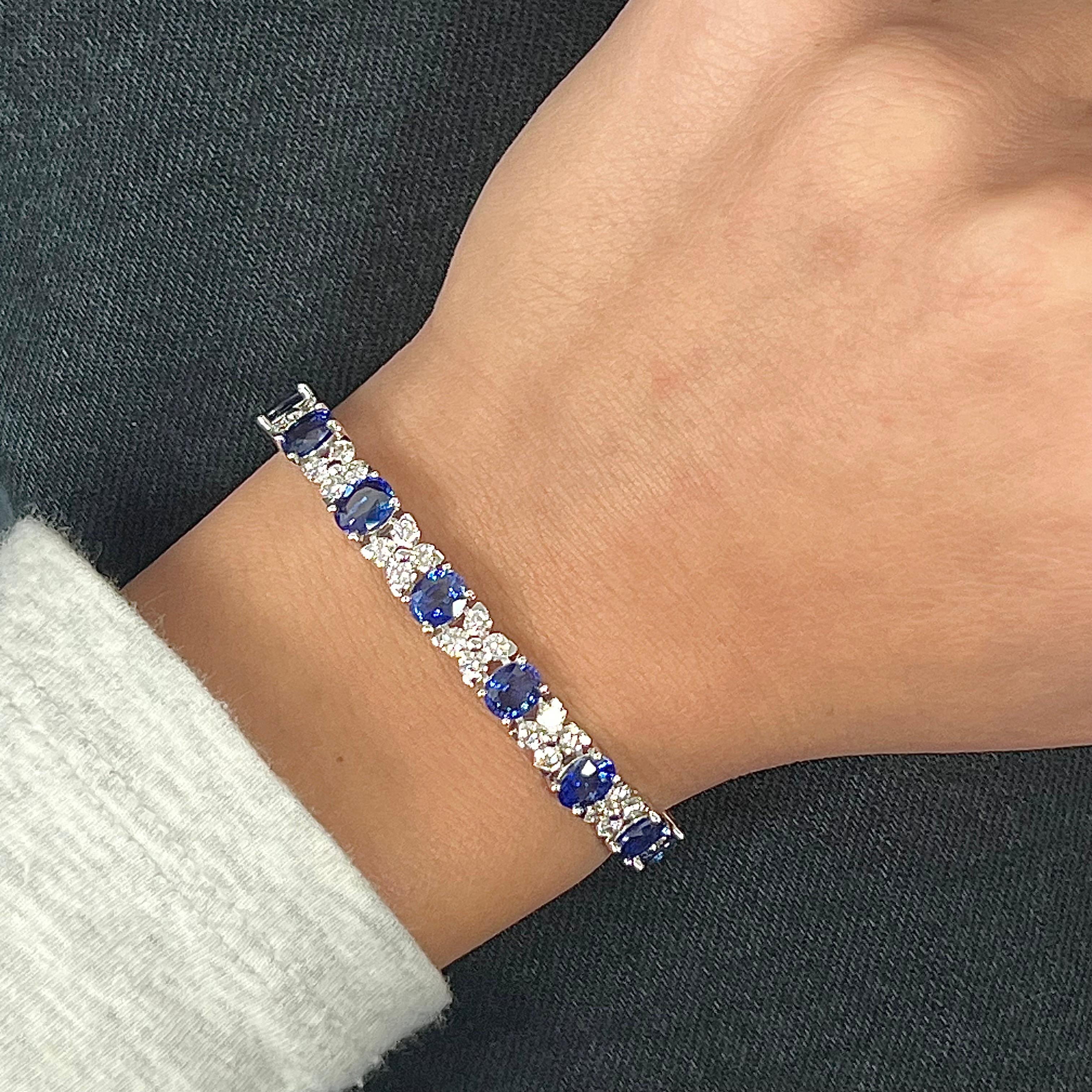 Moderne Bracelet en or blanc 18 carats avec diamants et saphirs en vente