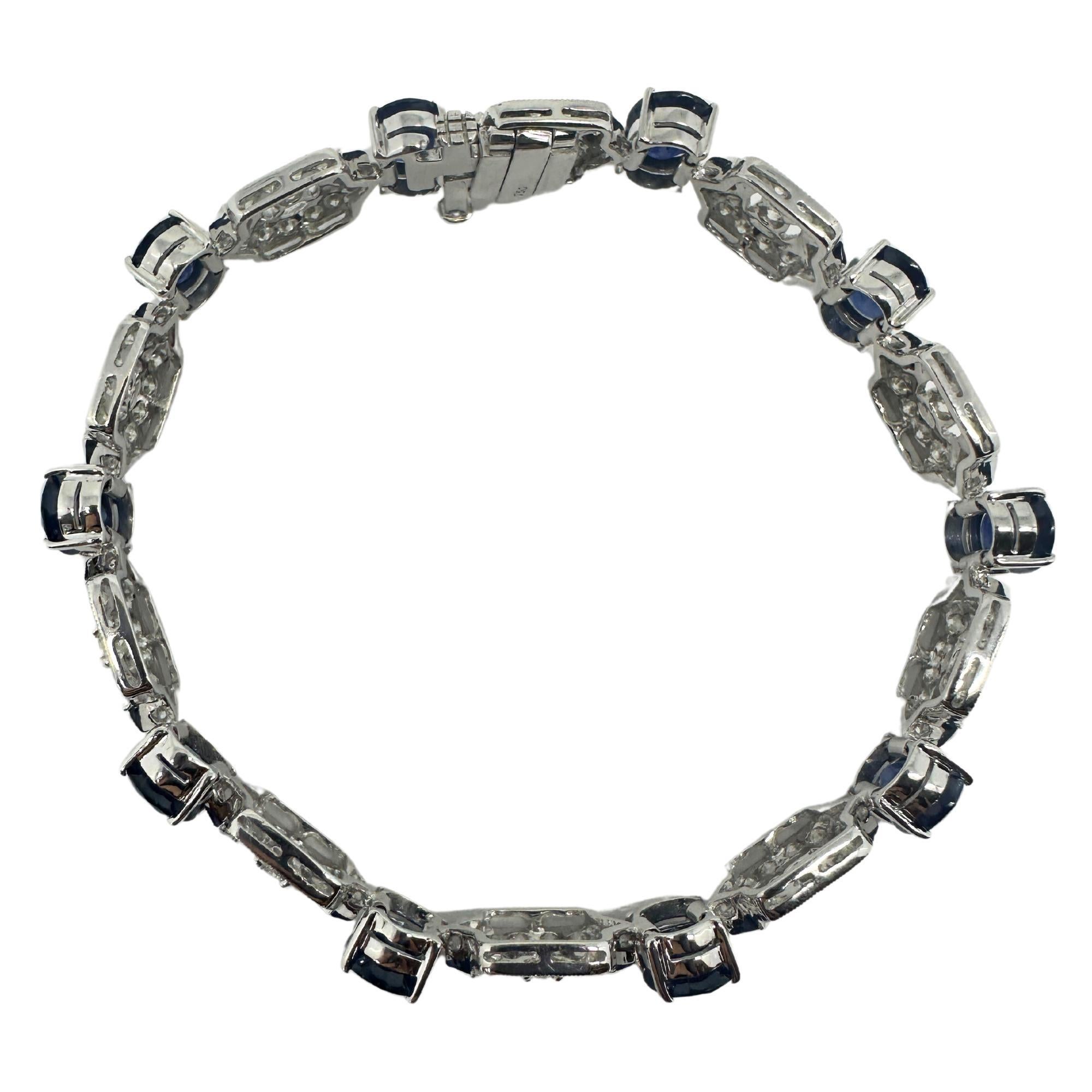 Moderne Bracelet en or blanc 18 carats avec diamants et saphirs en vente