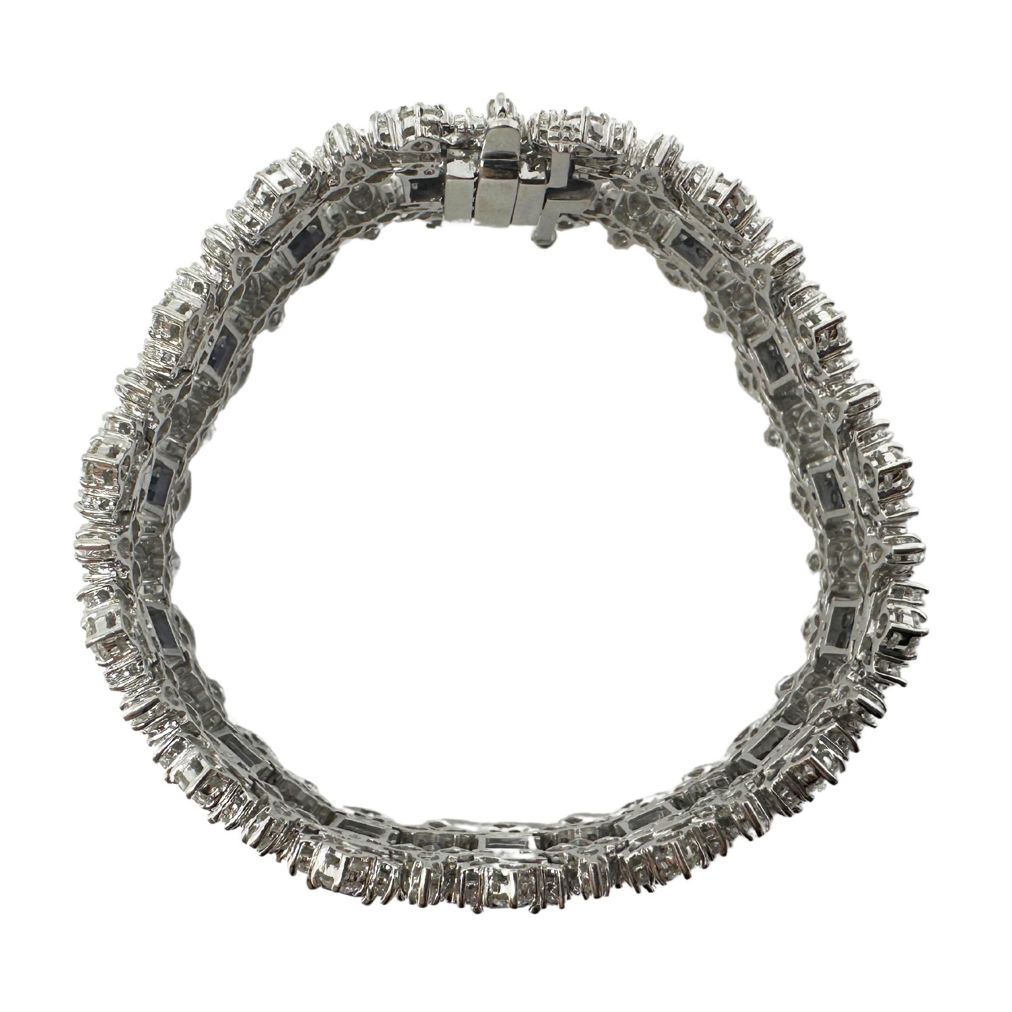 Moderne Bracelet en or blanc 18 carats avec diamants et saphirs en vente