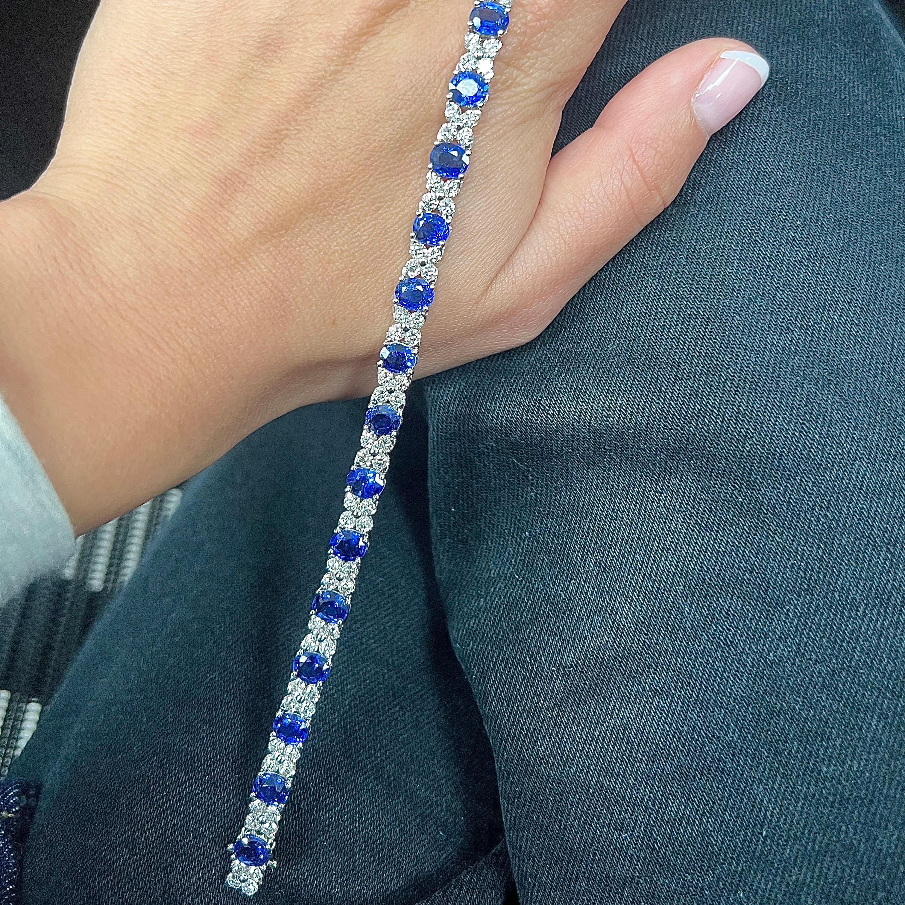 Taille brillant Bracelet en or blanc 18 carats avec diamants et saphirs en vente