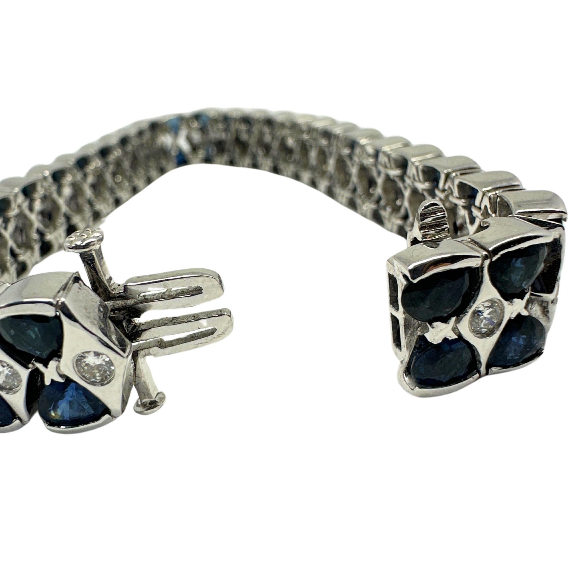 Bracelet en or blanc 18 carats avec diamants et saphirs Bon état - En vente à New York, NY