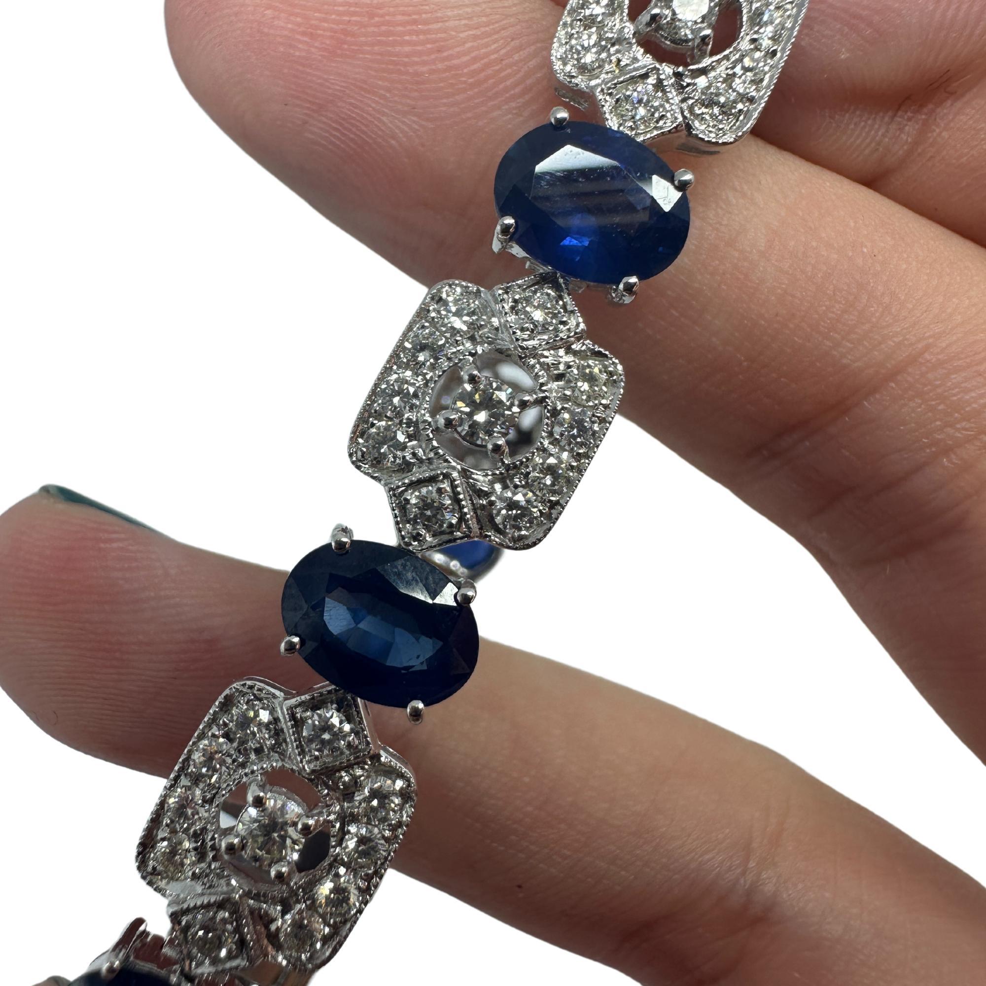 Bracelet en or blanc 18 carats avec diamants et saphirs Pour femmes en vente
