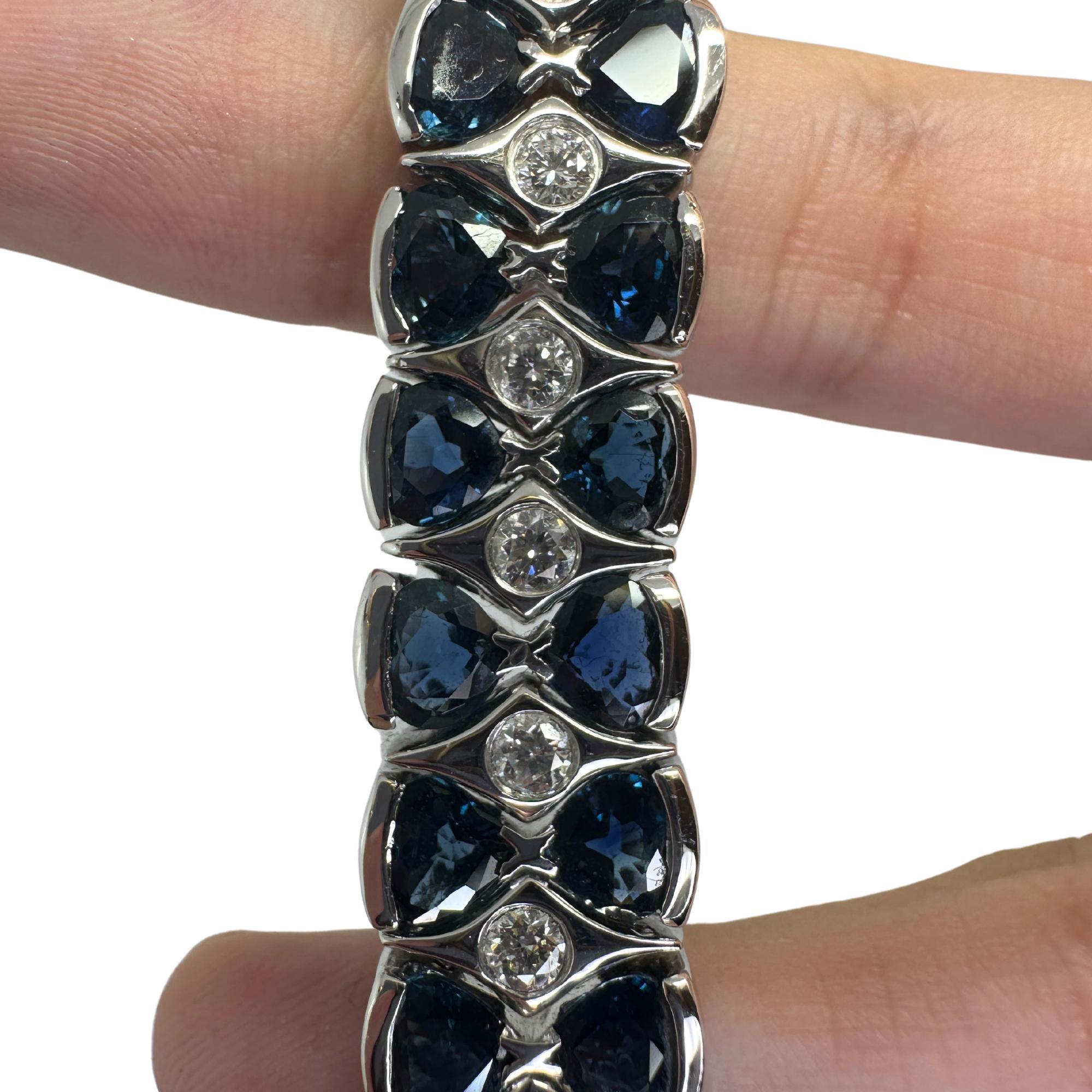Bracelet en or blanc 18 carats avec diamants et saphirs en vente 1