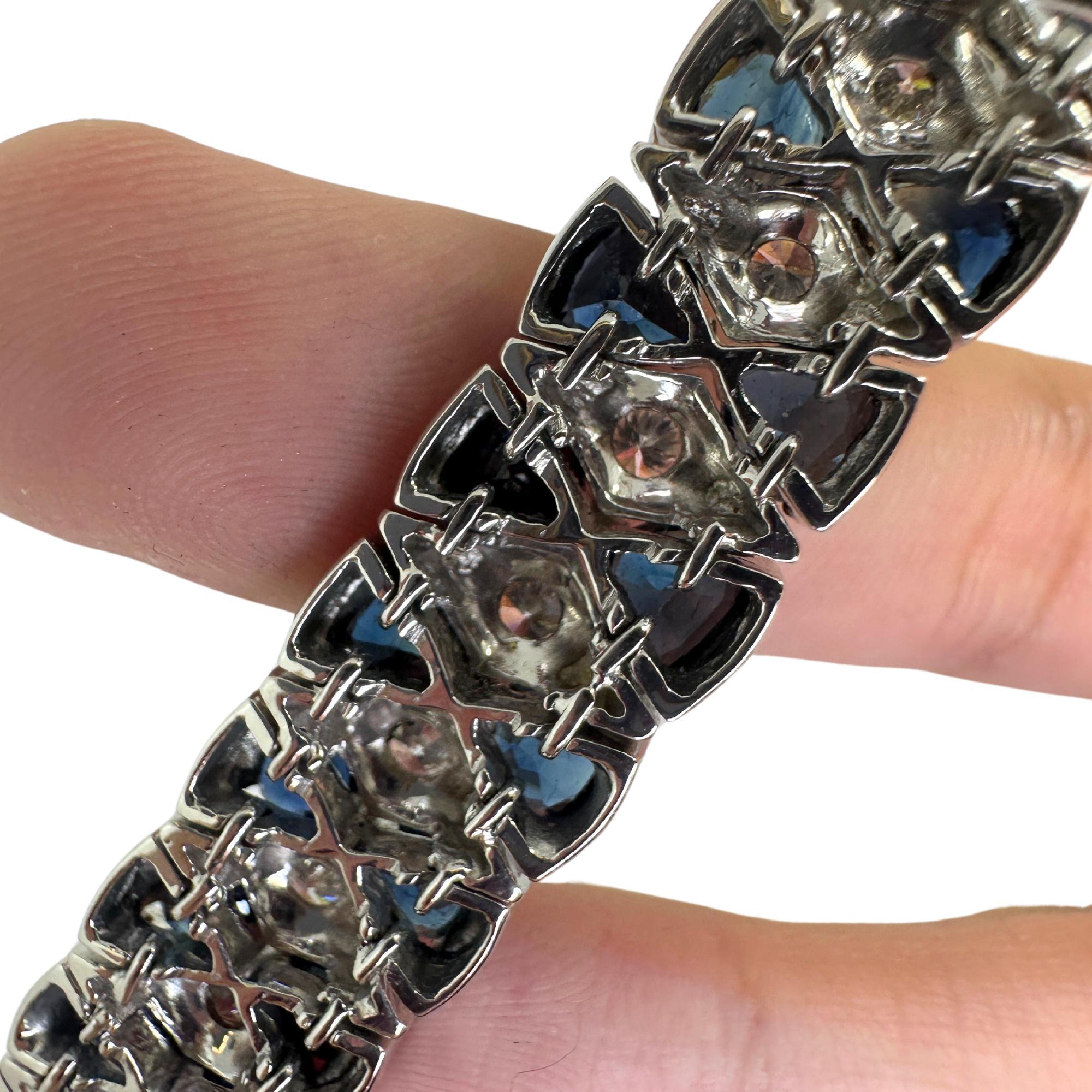 Bracelet en or blanc 18 carats avec diamants et saphirs en vente 2