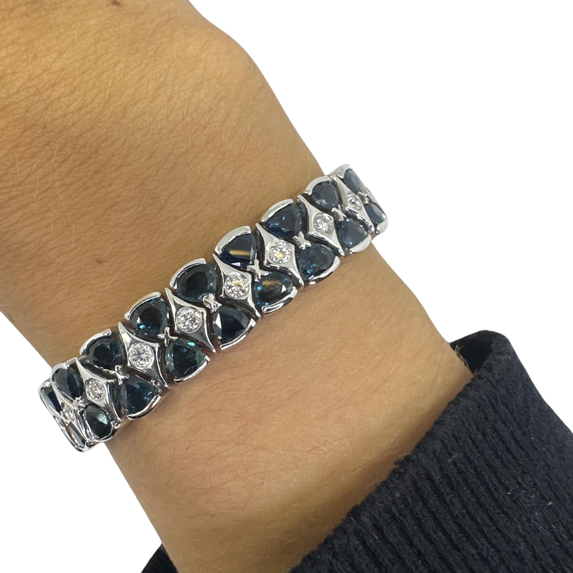 Bracelet en or blanc 18 carats avec diamants et saphirs en vente 3
