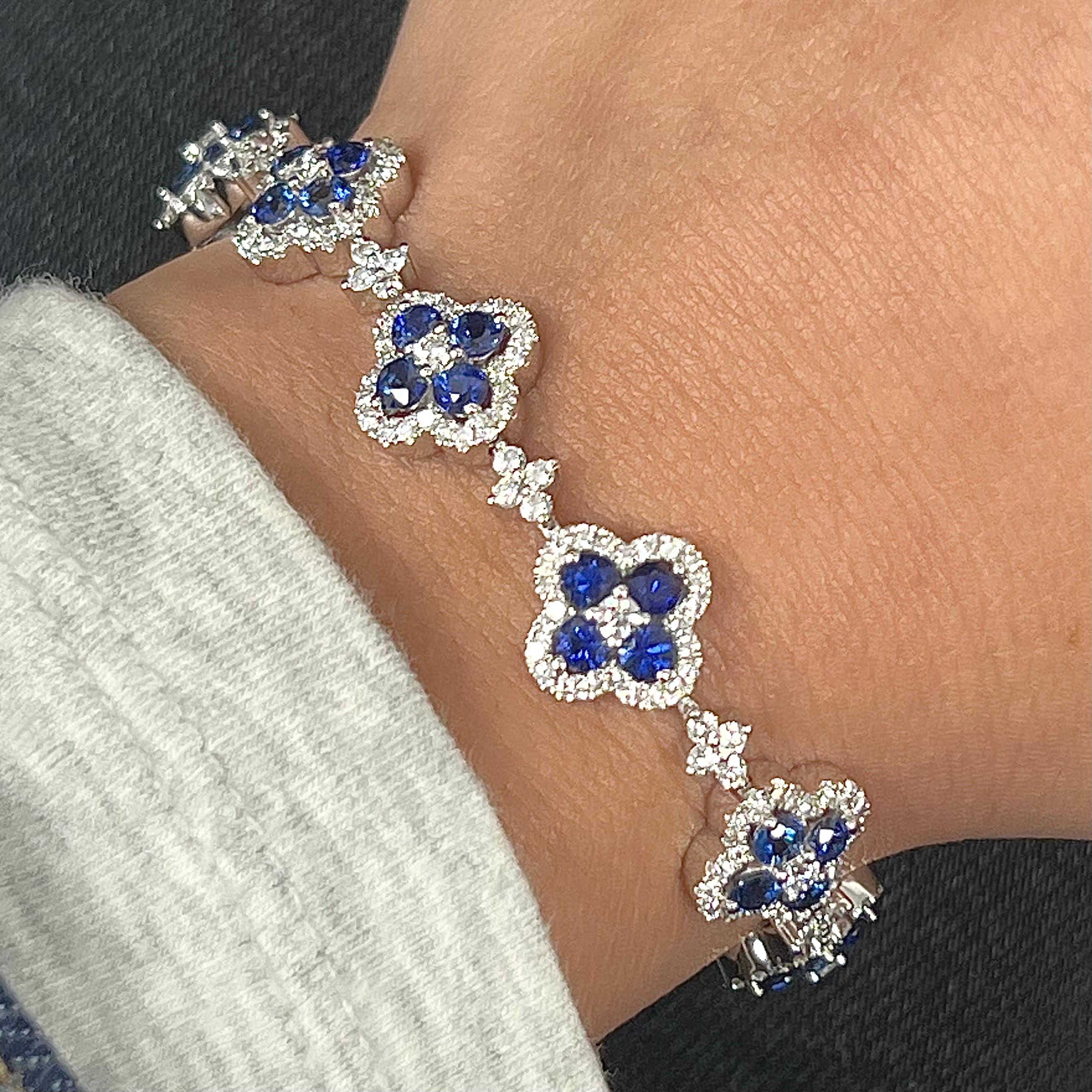 Moderne Bracelet trèfle en or blanc 18K avec diamants et saphirs en vente