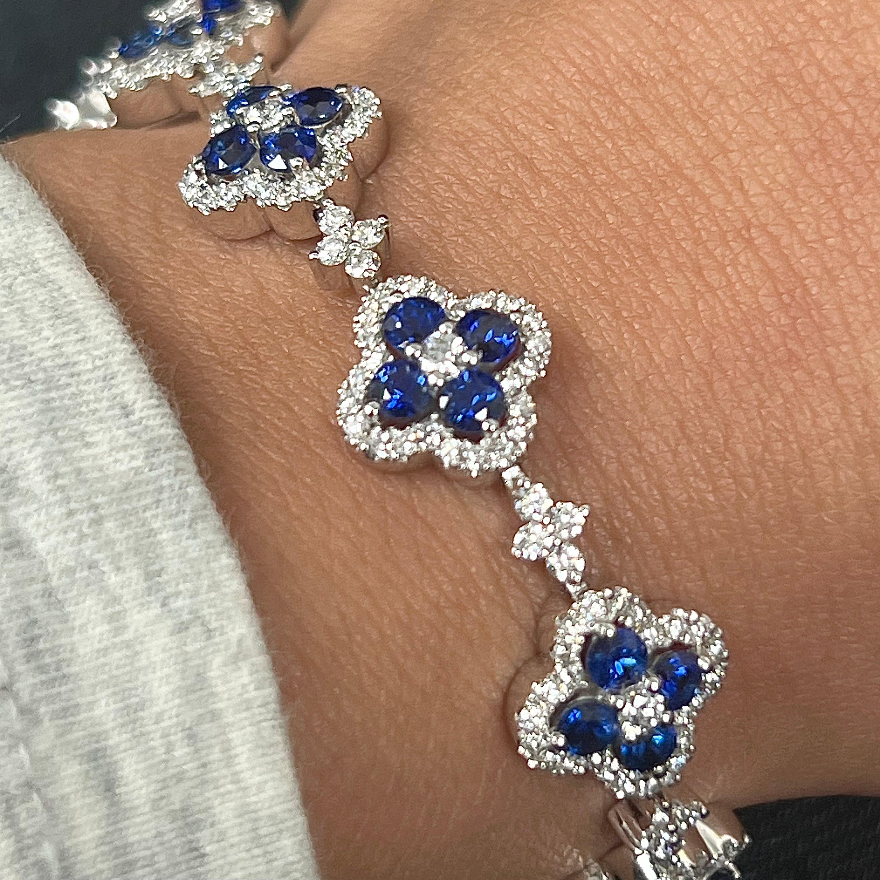 Taille brillant Bracelet trèfle en or blanc 18K avec diamants et saphirs en vente