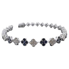 Bracelet tennis de style trèfle en or blanc 18 carats, diamants et saphirs