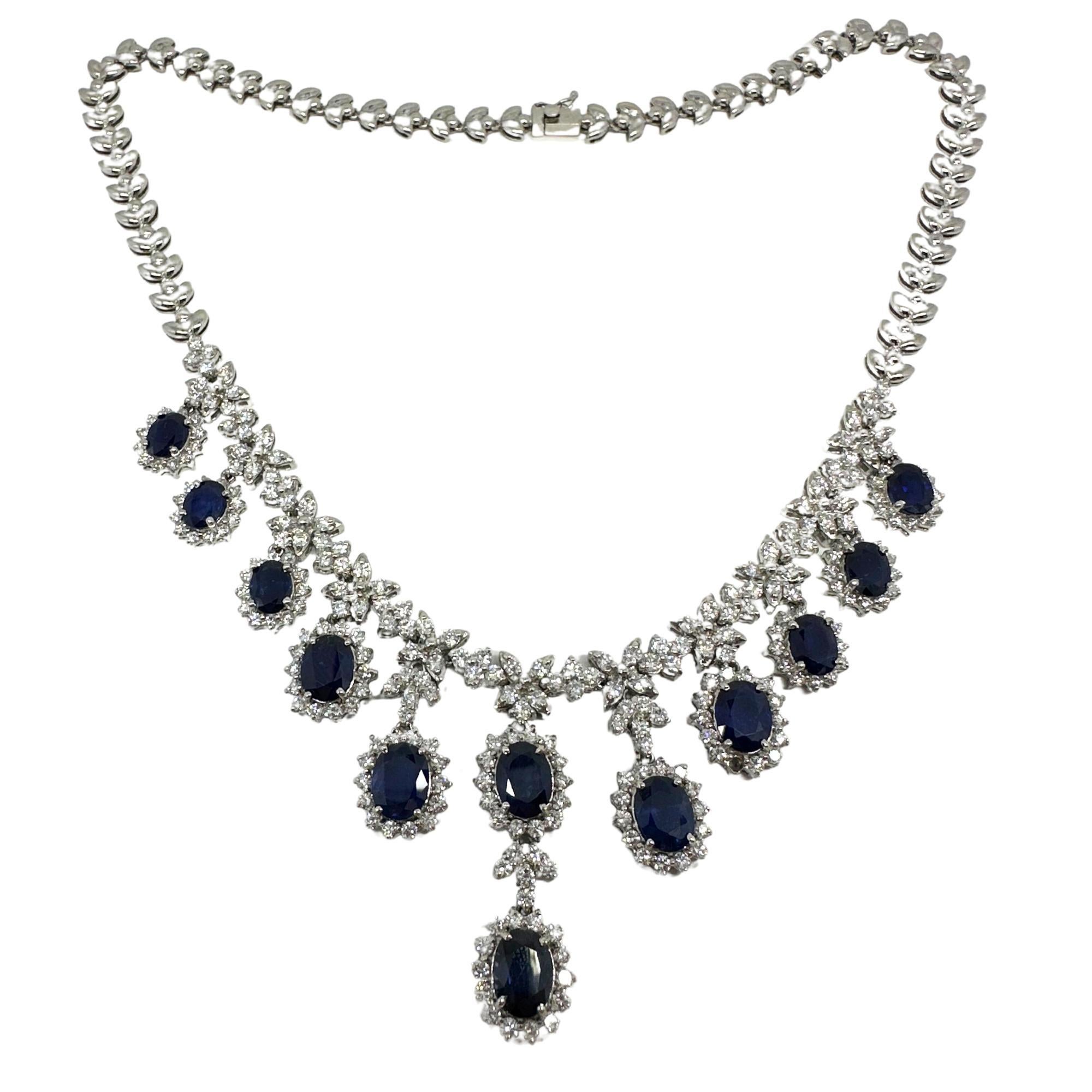 Taille ovale 18K White Gold Diamond and Sapphire Necklace en vente