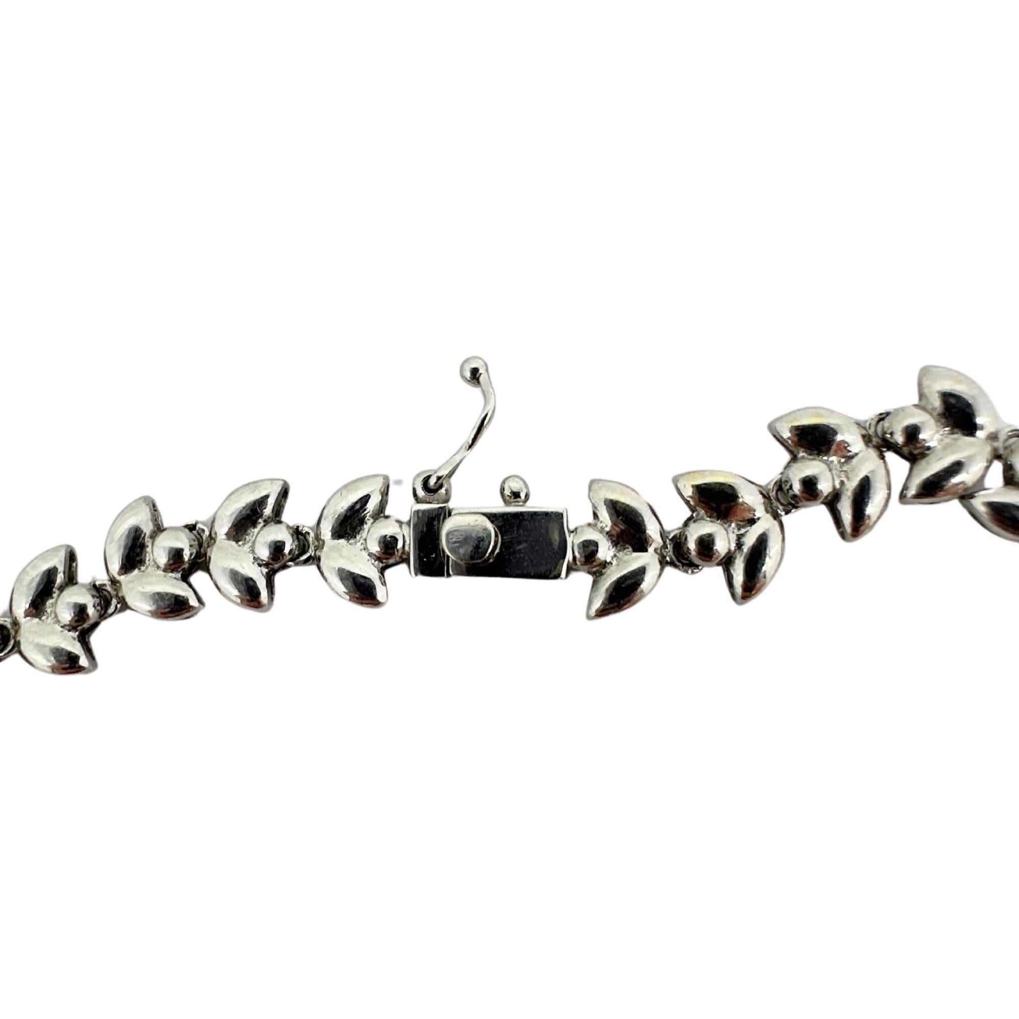 18K White Gold Diamond and Sapphire Necklace en vente 1