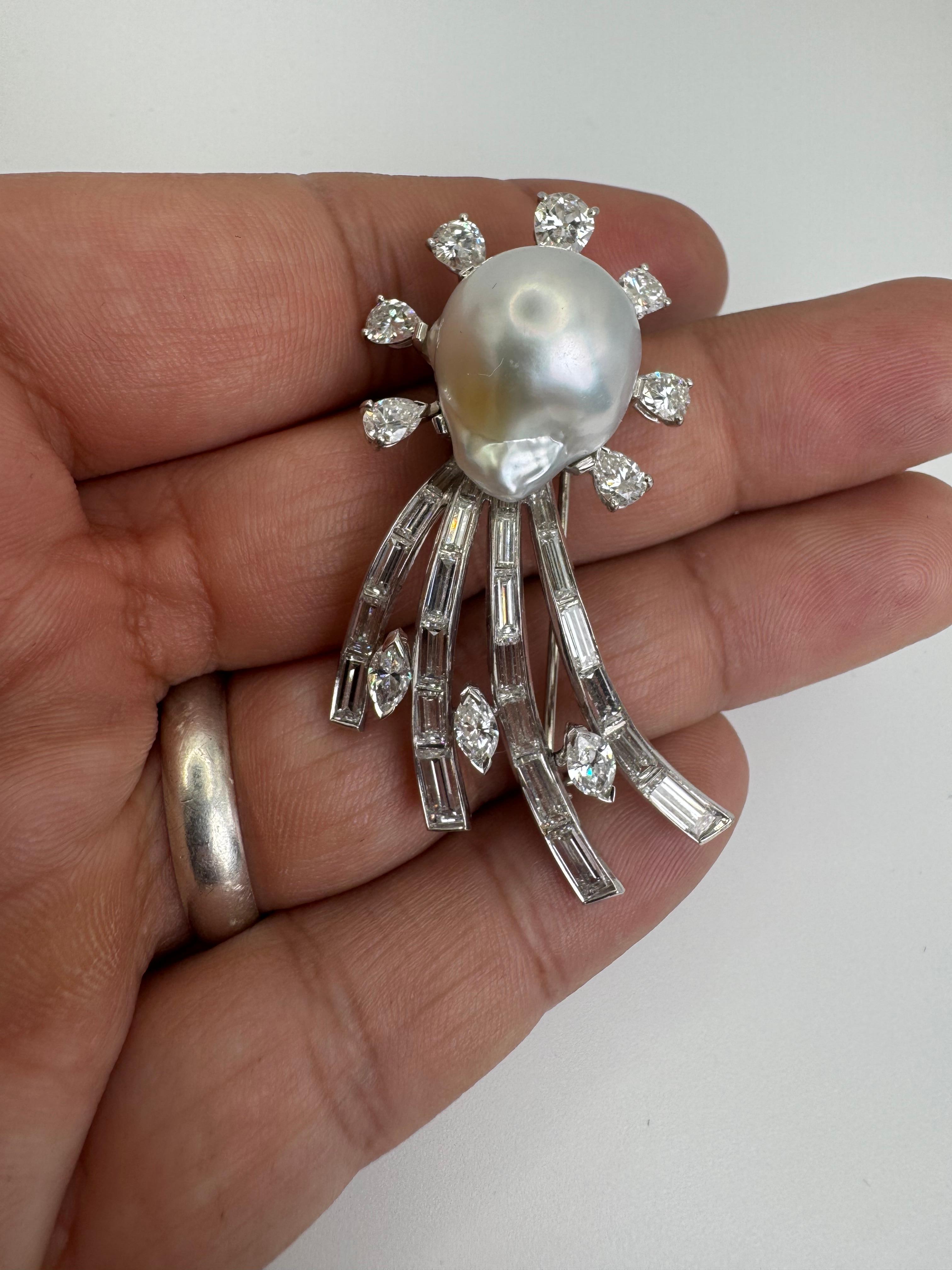 18K White Gold Diamond and South Sea Pearl Brooch im Zustand „Hervorragend“ im Angebot in Great Neck Plaza, NY