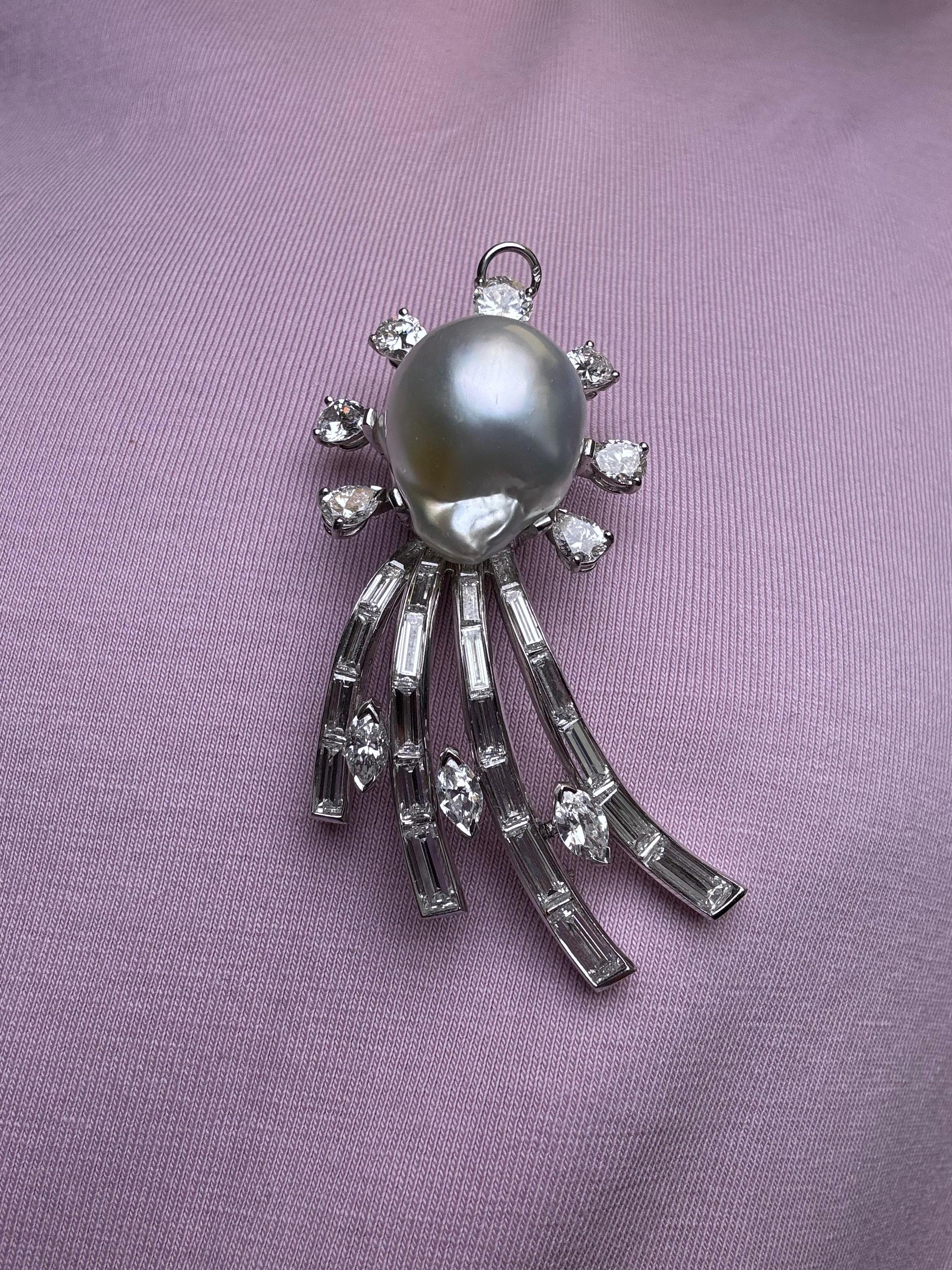 18K White Gold Diamond and South Sea Pearl Brooch für Damen oder Herren im Angebot