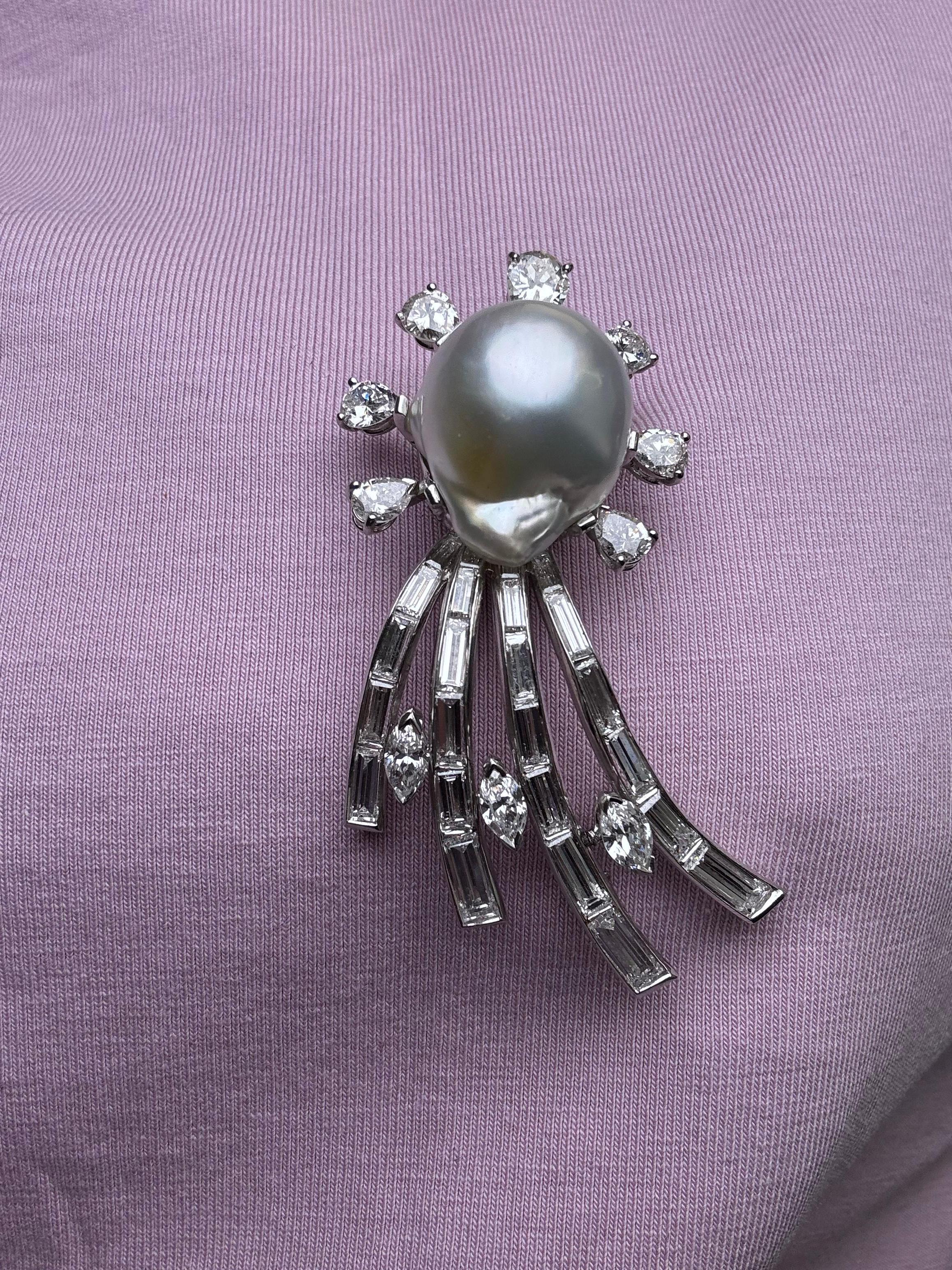 18K White Gold Diamond and South Sea Pearl Brooch im Angebot 1