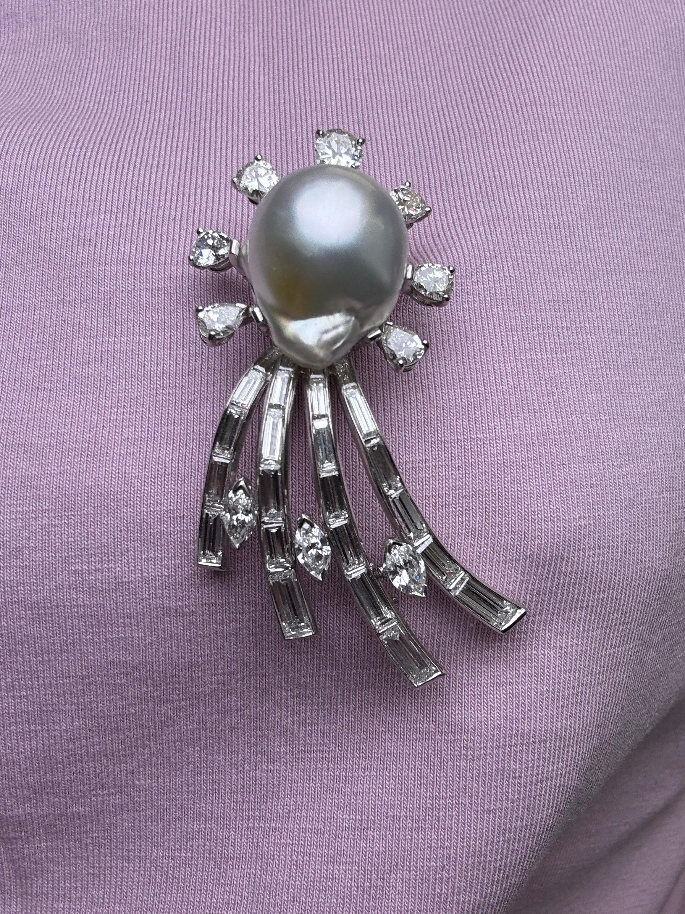 18K White Gold Diamond and South Sea Pearl Brooch im Angebot 2