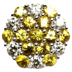Anhänger aus 18 Karat Weißgold mit Diamanten und gelbem Saphir an 14K WG Kette