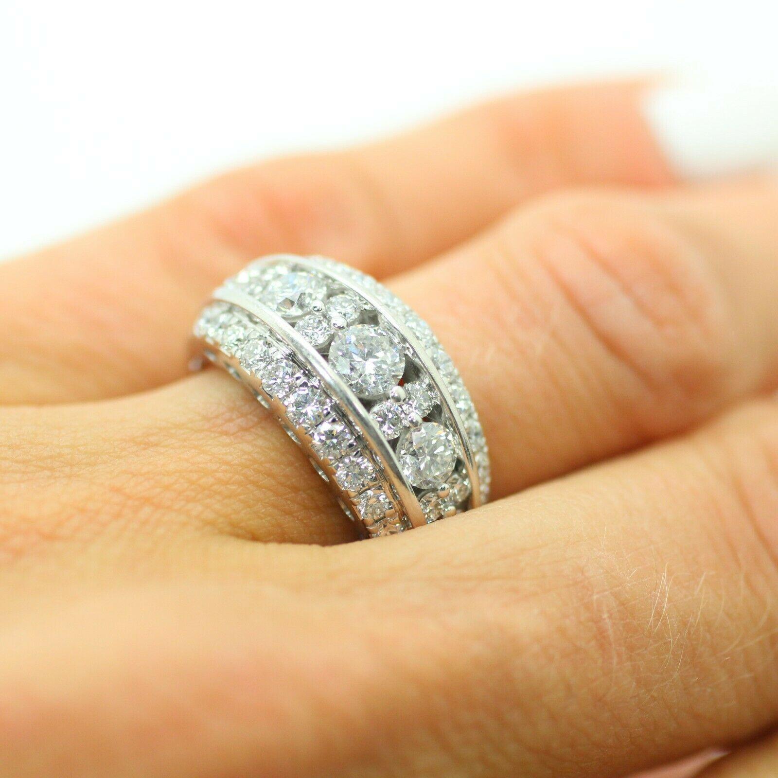 Contemporary 18 Karat White Gold Diamond Anniversary Ring