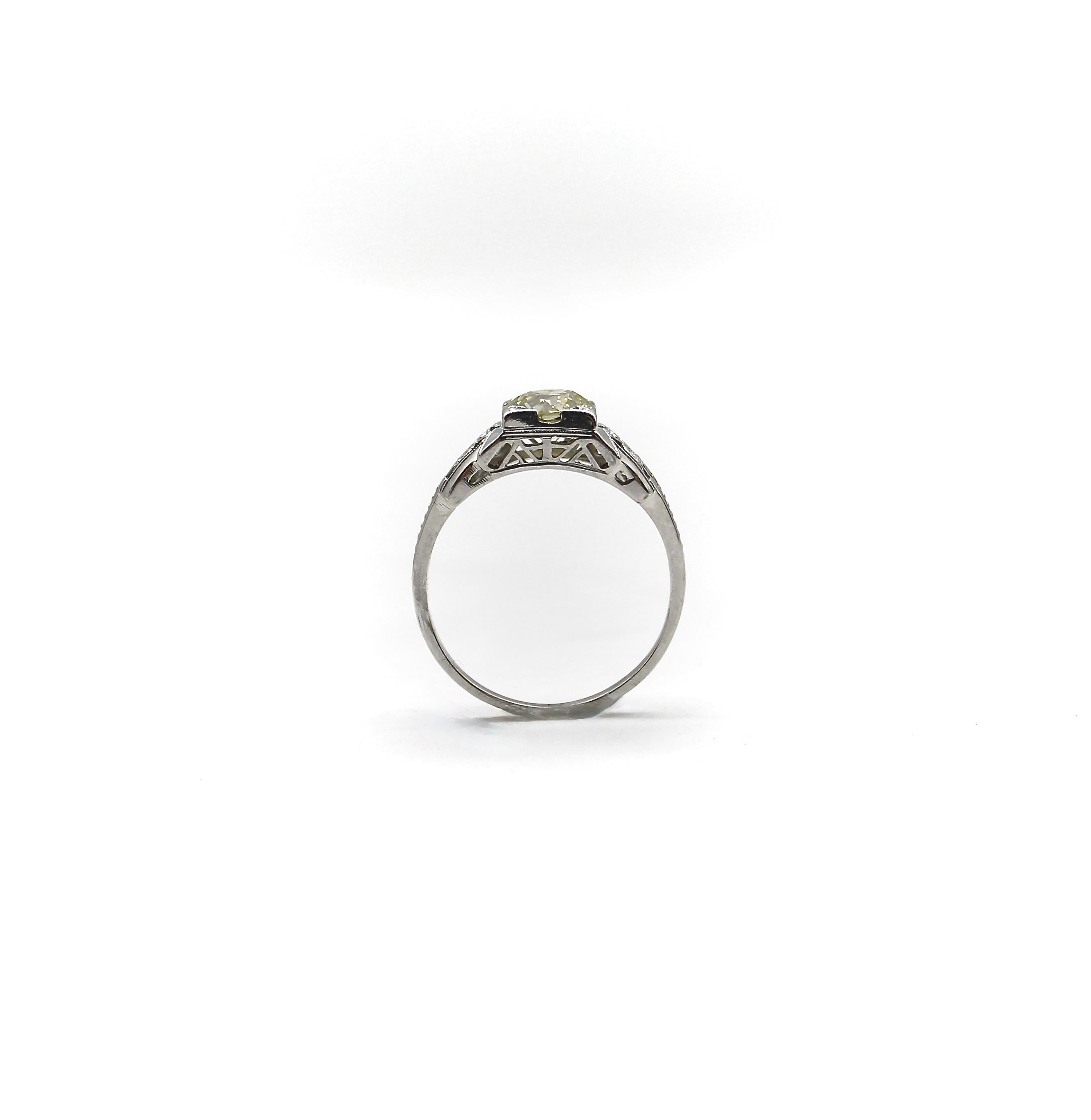 Bague de fiançailles Art déco en or blanc 18 carats avec diamants  en vente 2