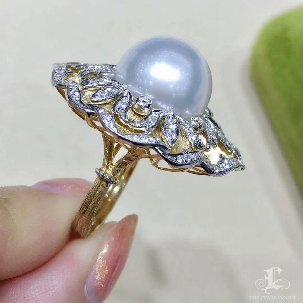 【Crown Radiance】Baroque Leaf South Sea Pearl Ring in Sculpted 18k Gold im Angebot 1