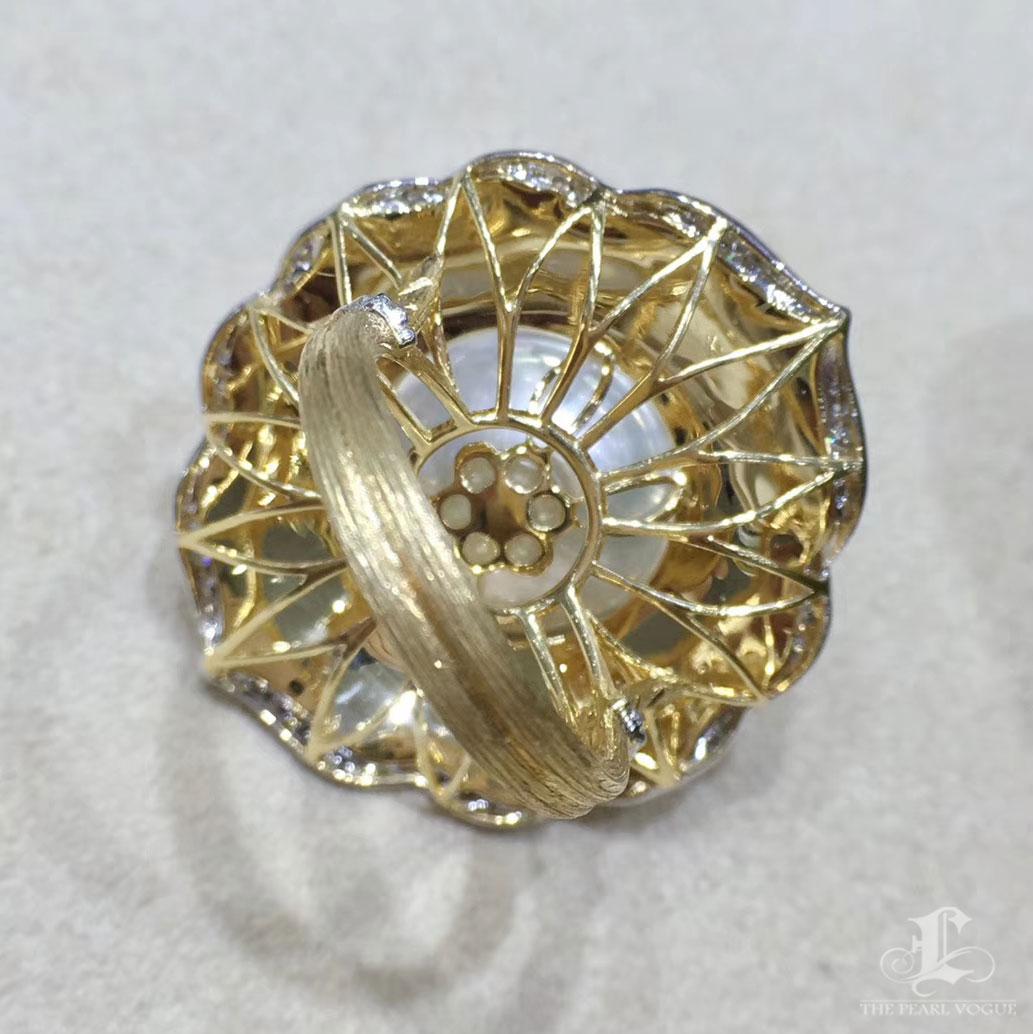 【Crown Radiance】Baroque Leaf South Sea Pearl Ring in Sculpted 18k Gold im Angebot 2