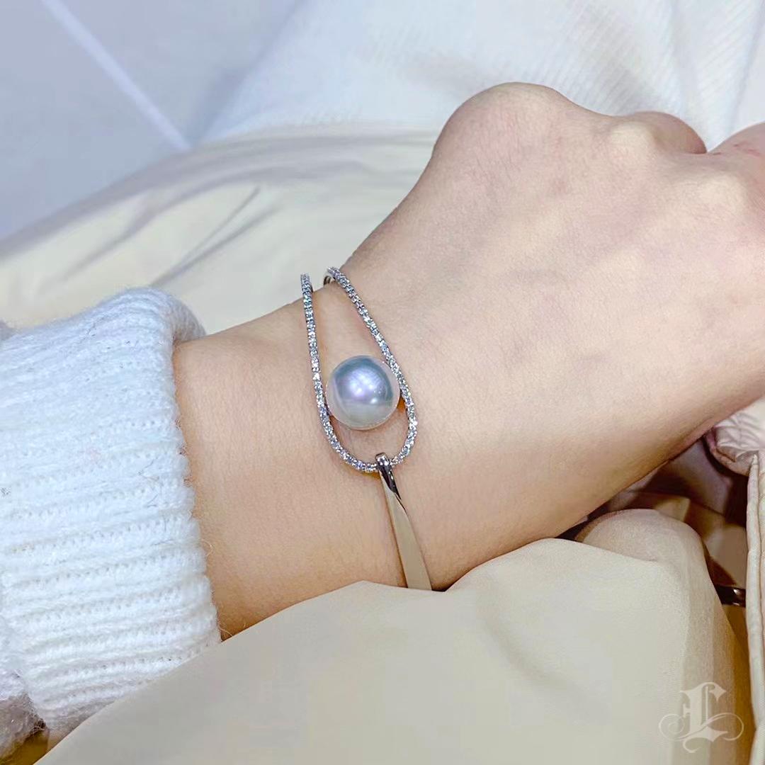 Uncut 【Sculpted Geometry】Orbital Grace Aurora South Sea Pearl Diamond Bangle For Sale