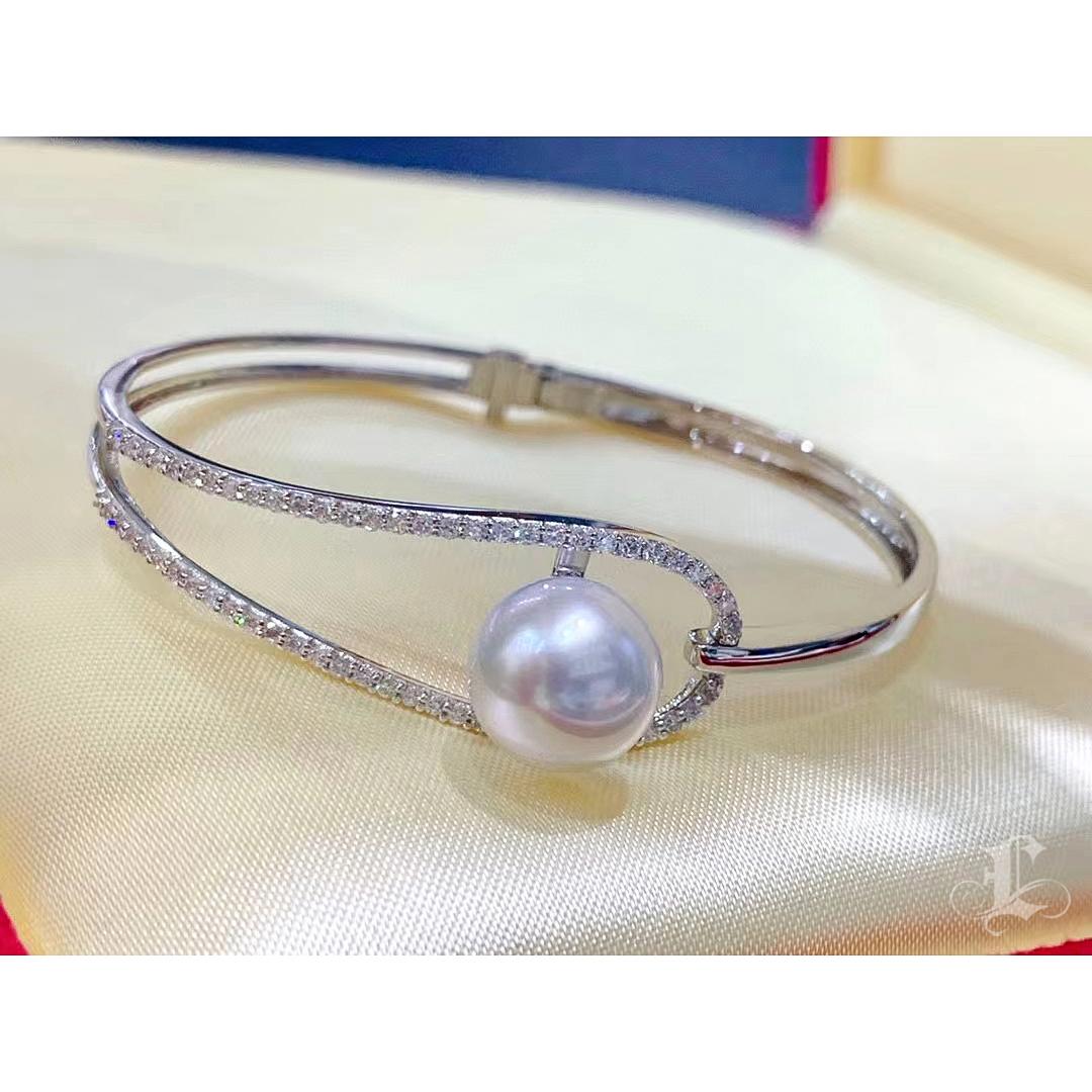 【Sculpted Geometry】Orbital Grace Aurora South Sea Pearl Diamond Bangle In New Condition For Sale In New York, NY