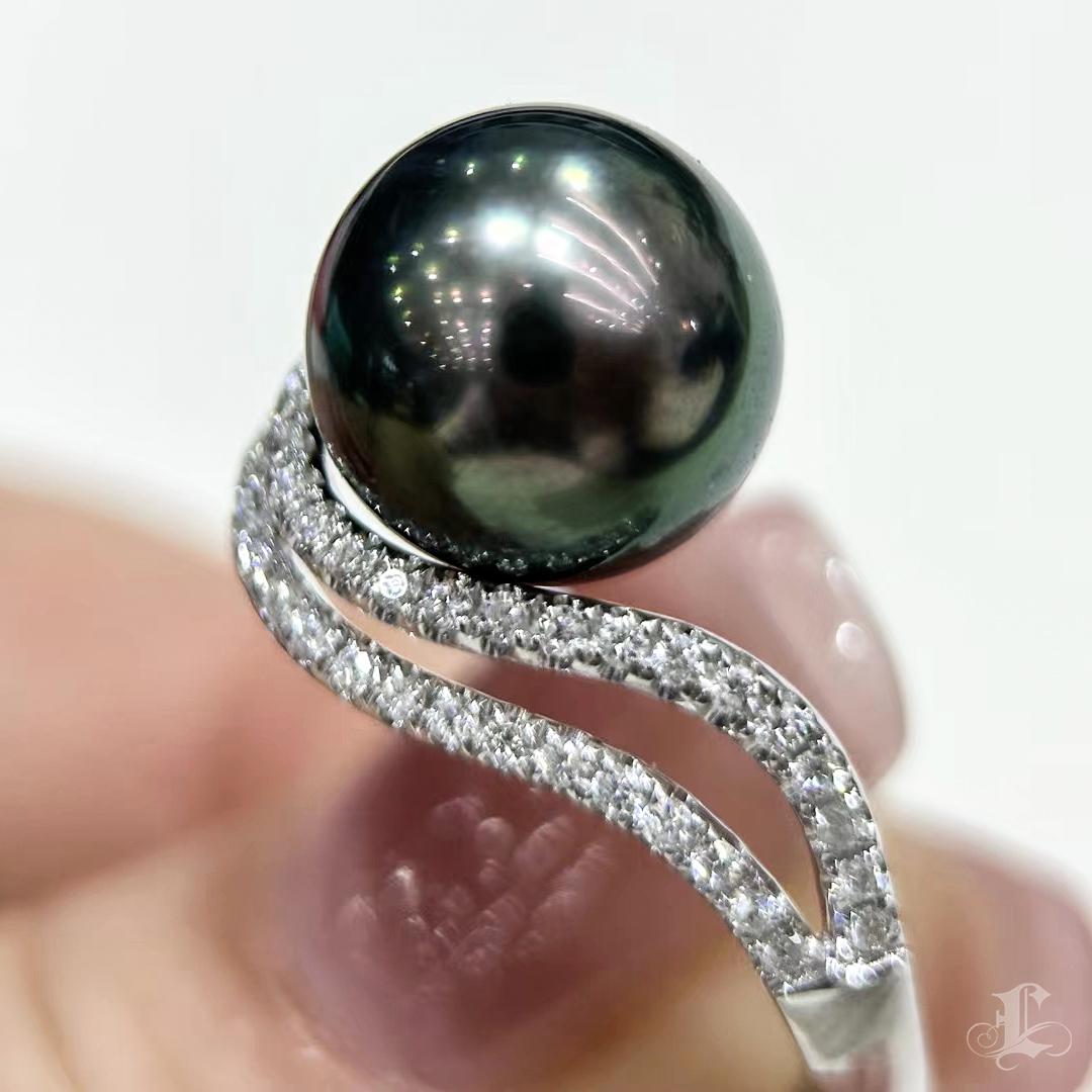 【Lustre Arc】Sculpted Curve Aurora Tahitian Pearl Diamond Ring in 18K White Gold en venta 1