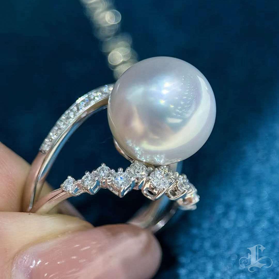 【Lustre Arc】Oyster’s Gift Diamond South Sea Pearl Ring In New Condition For Sale In New York, NY